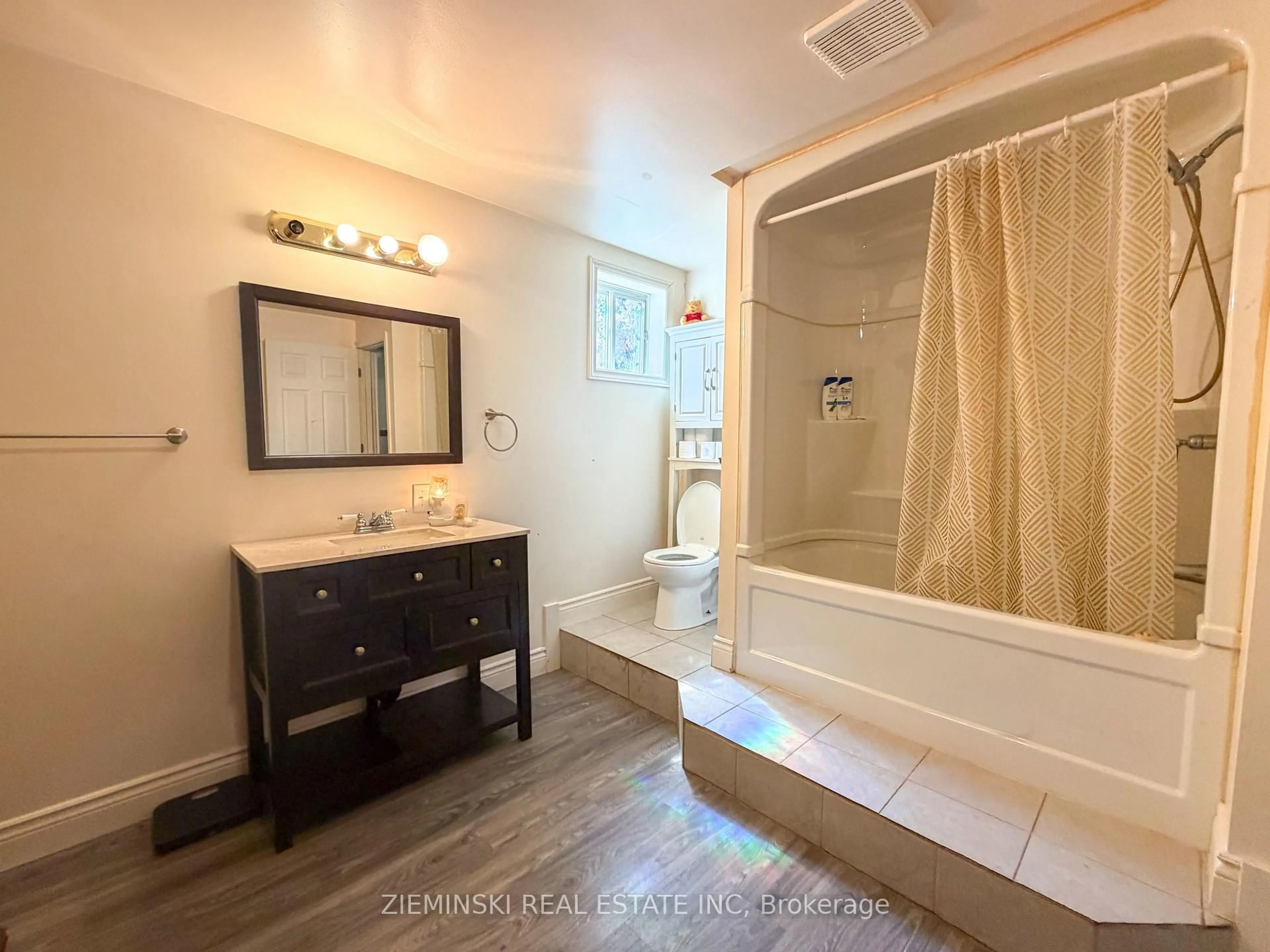 Standard bathroom, ceramic/tile floor for 239 Sixth St, Cochrane Ontario P0L 1C0