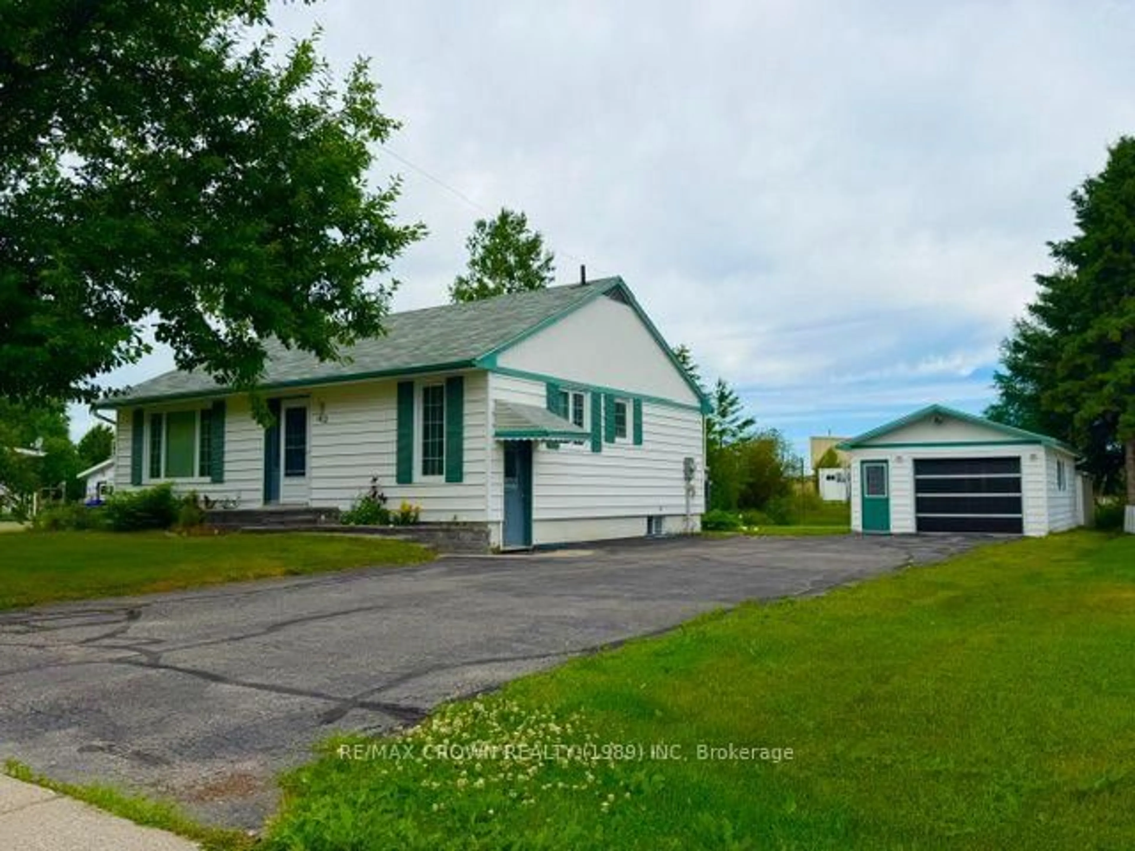 A pic from outside/outdoor area/front of a property/back of a property/a pic from drone, street for 1412 Prince St, Hearst Ontario P0L 1N0