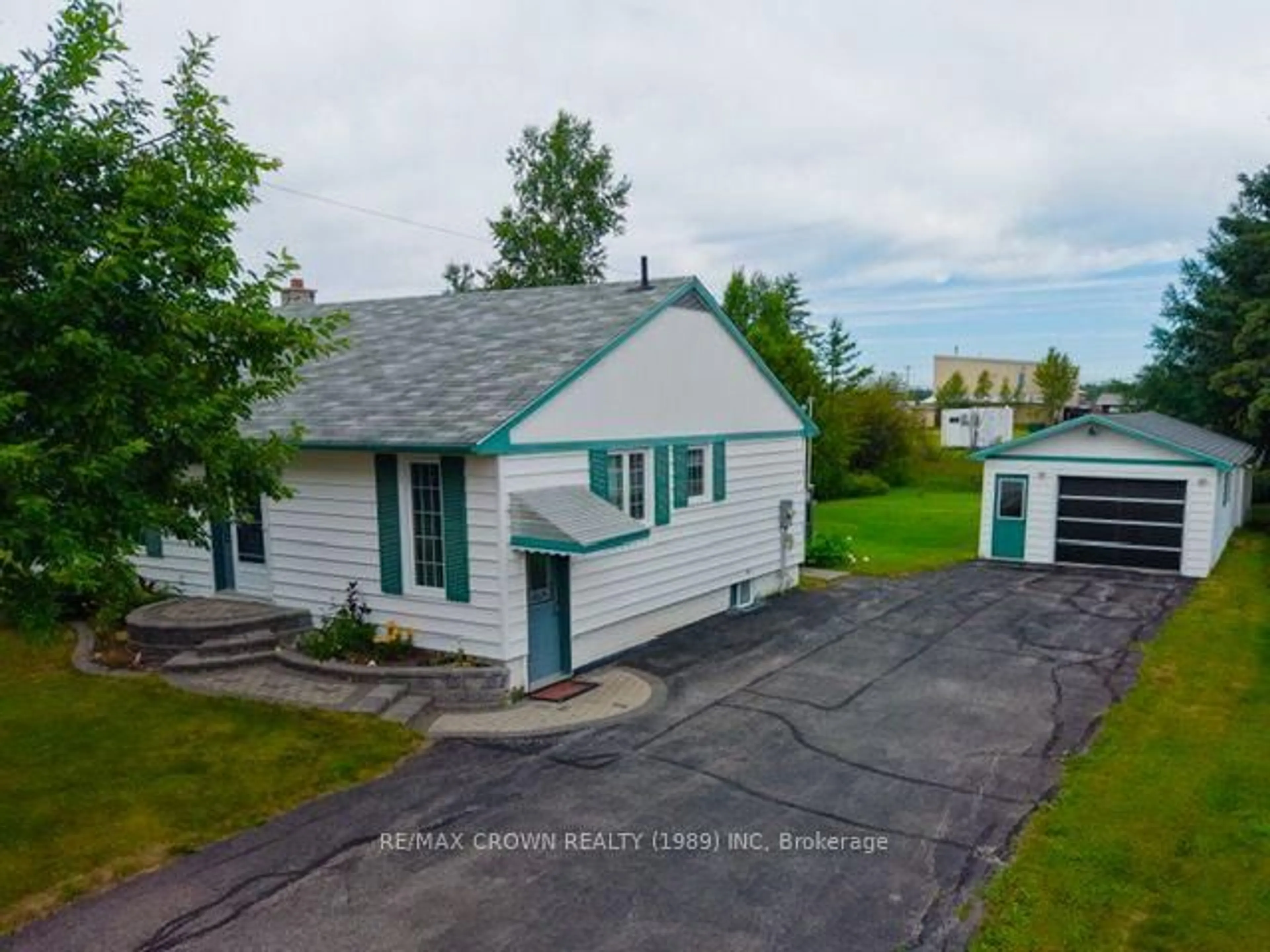 A pic from outside/outdoor area/front of a property/back of a property/a pic from drone, street for 1412 Prince St, Hearst Ontario P0L 1N0