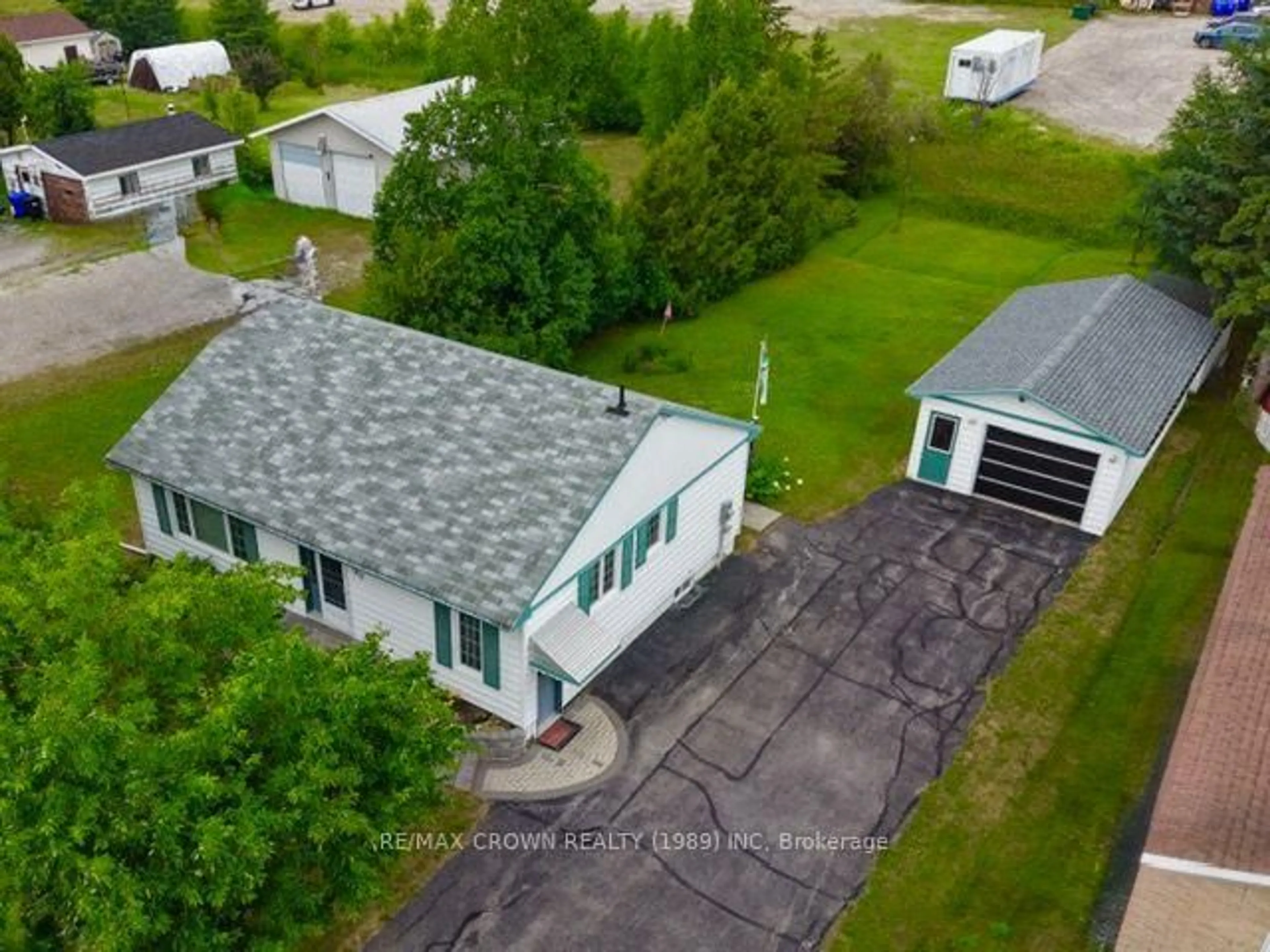 A pic from outside/outdoor area/front of a property/back of a property/a pic from drone, unknown for 1412 Prince St, Hearst Ontario P0L 1N0