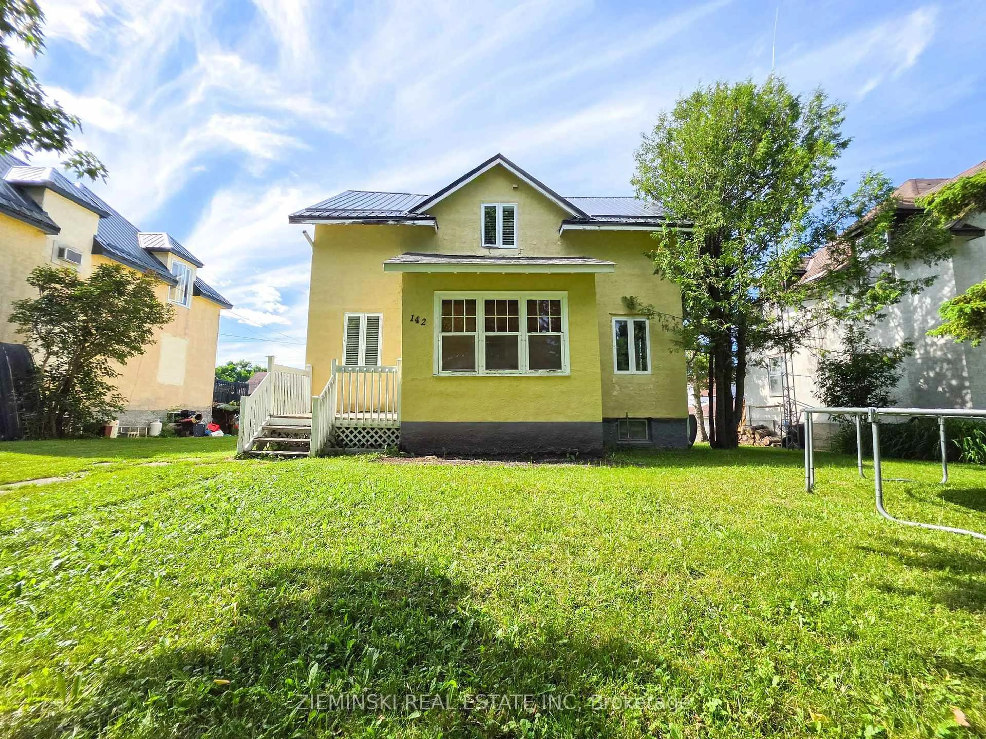Home with vinyl exterior material, building for 142 Devonshire Ave, Iroquois Falls Ontario P0K 1E0