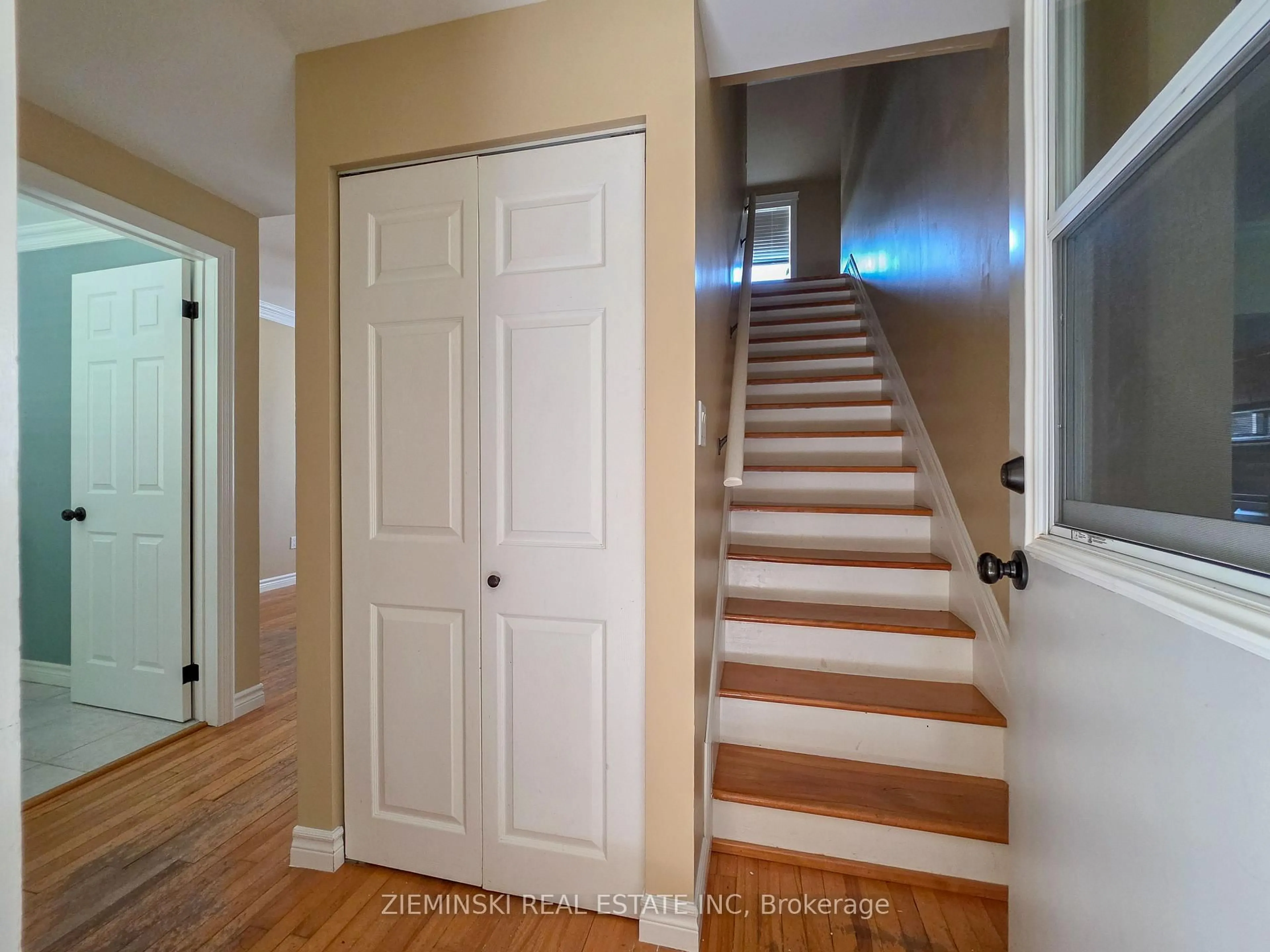 Indoor entryway for 142 Devonshire Ave, Iroquois Falls Ontario P0K 1E0