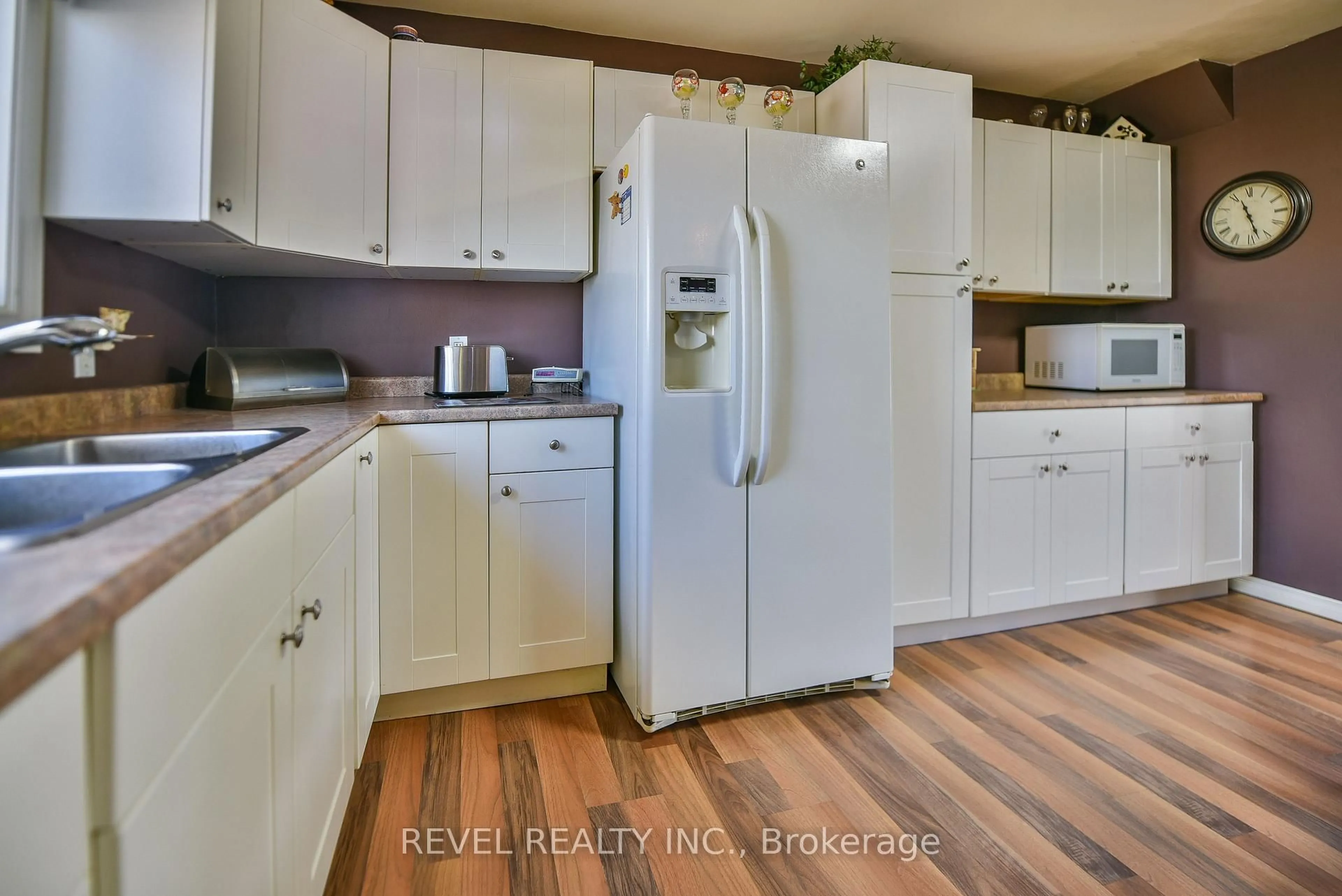 Standard kitchen, unknown for 537 College St #3, Timmins Ontario P4N 7Y9