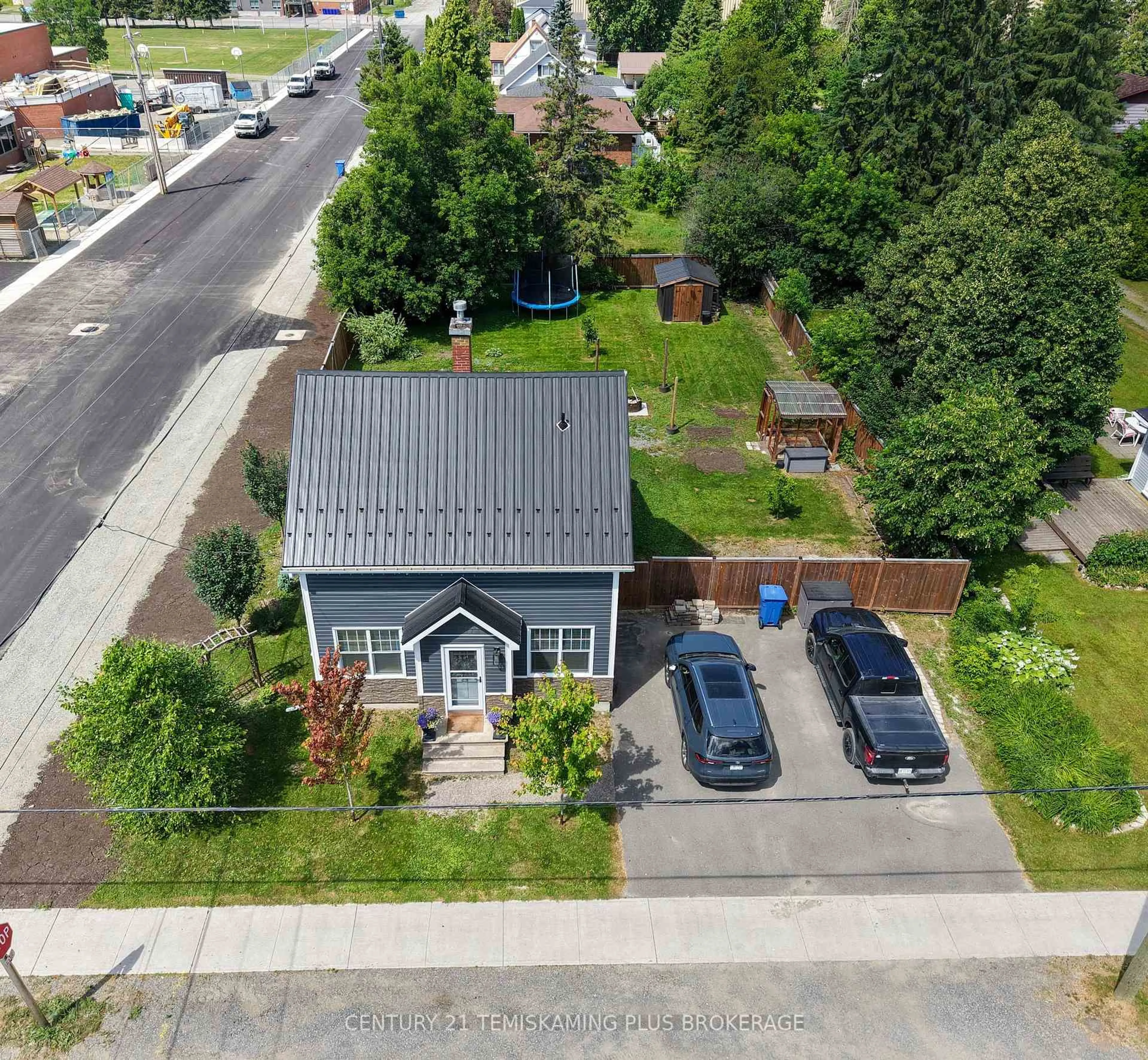 A pic from outside/outdoor area/front of a property/back of a property/a pic from drone, street for 77 Third St, Englehart Ontario P0J 1H0