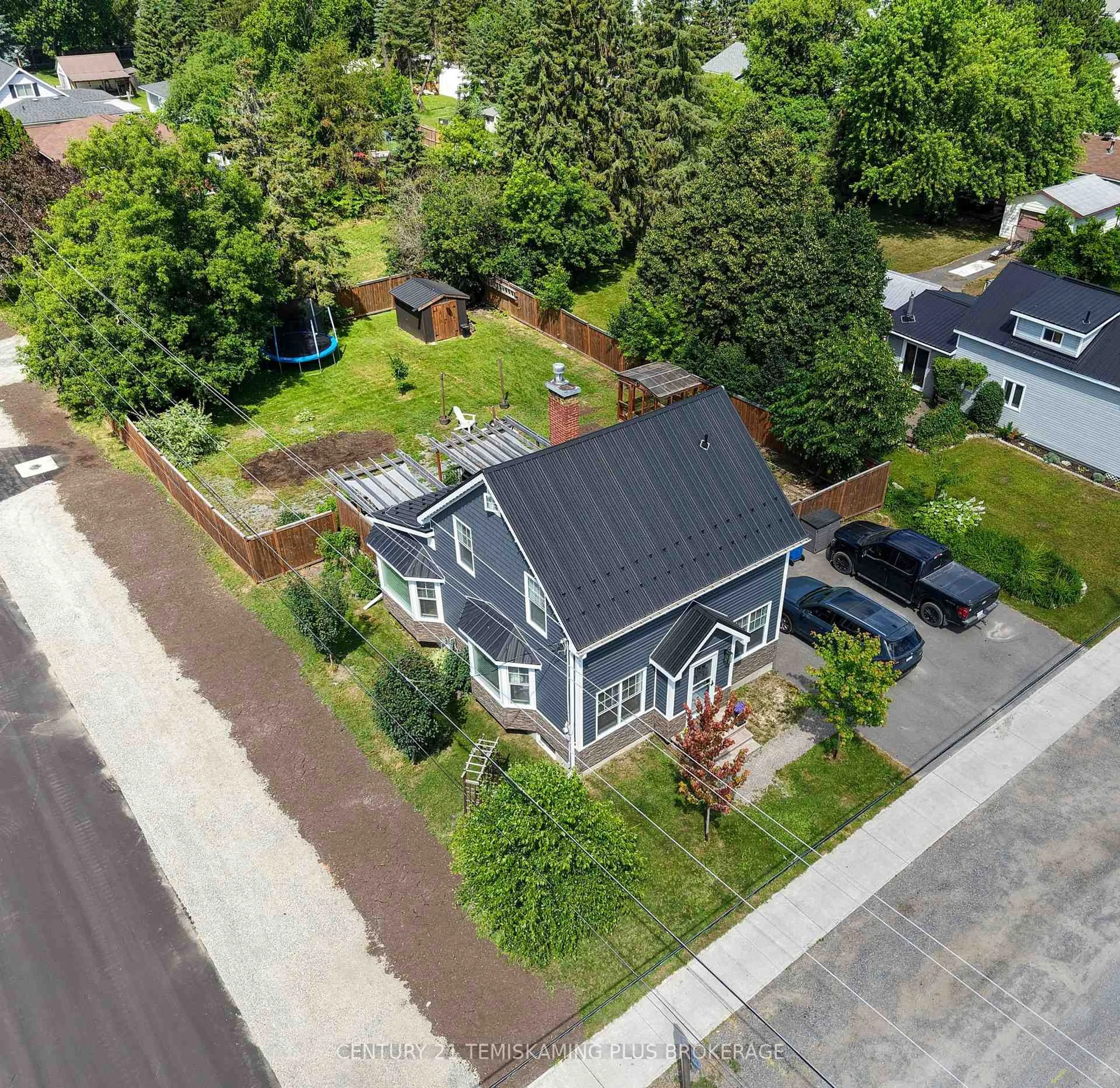 A pic from outside/outdoor area/front of a property/back of a property/a pic from drone, street for 77 Third St, Englehart Ontario P0J 1H0