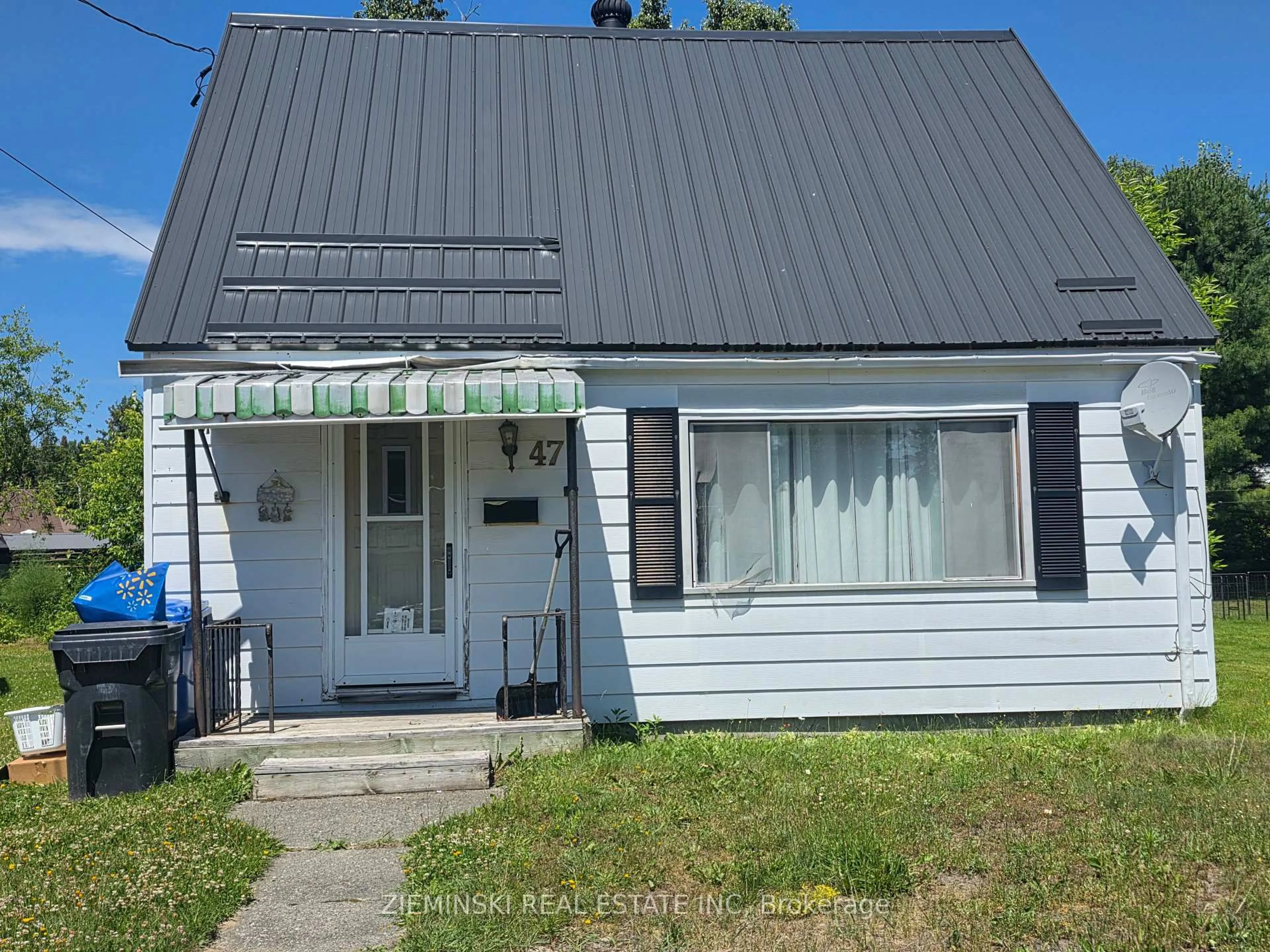 Home with vinyl exterior material, street for 47 Tweedsmuir Rd, Kirkland Lake Ontario P2N 1J1