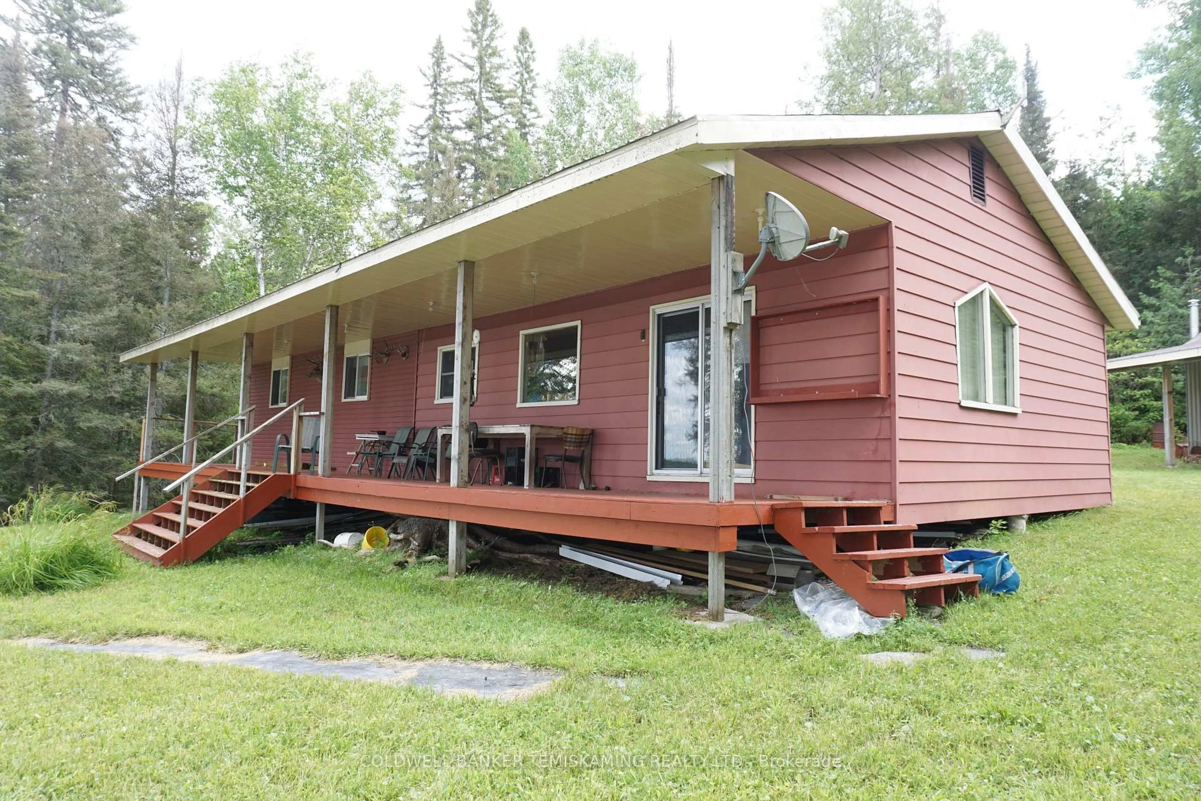 Home with vinyl exterior material, building for PCl 21422 Skeleton Lake, Englehart Ontario P0J 1H0