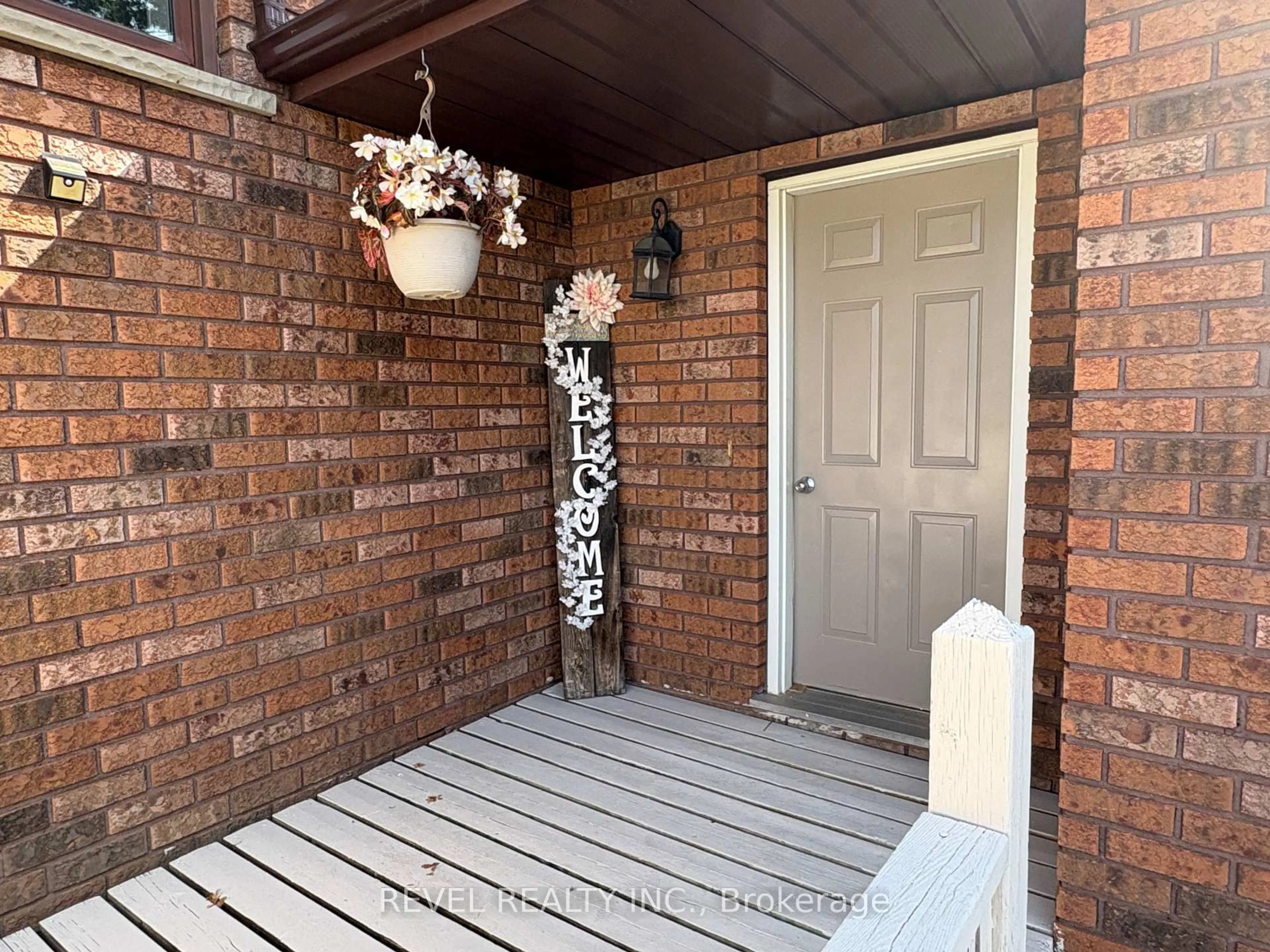 Indoor entryway for 226 Second Ave, Cochrane Ontario P0L 1C0