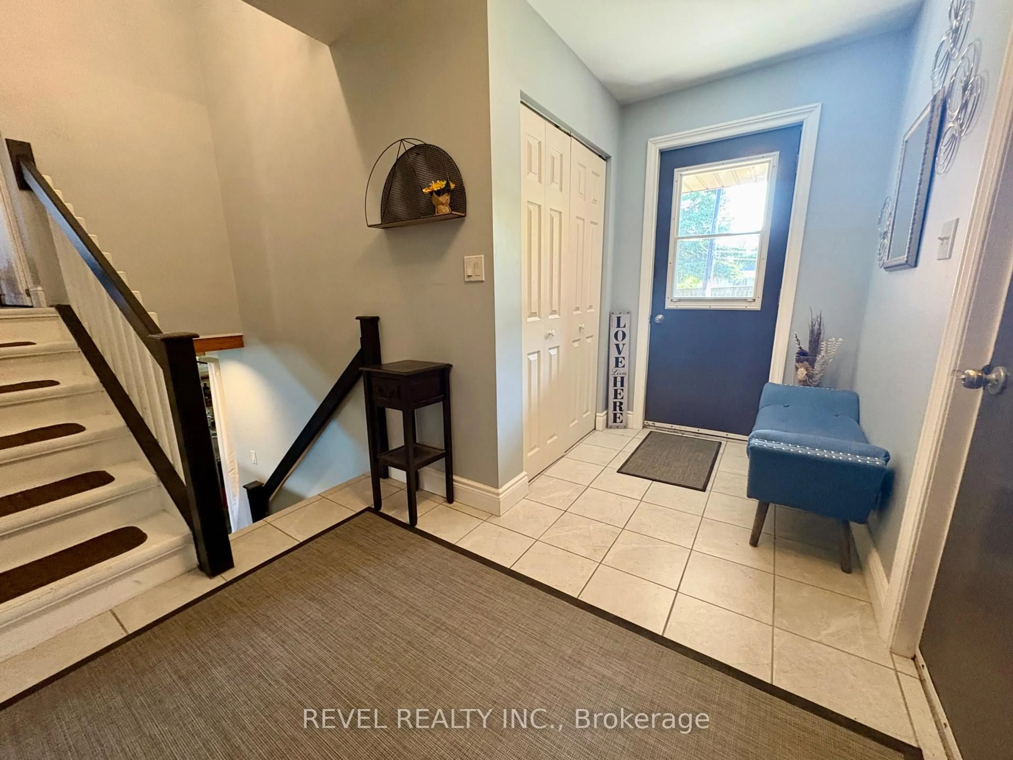 Indoor entryway for 226 Second Ave, Cochrane Ontario P0L 1C0