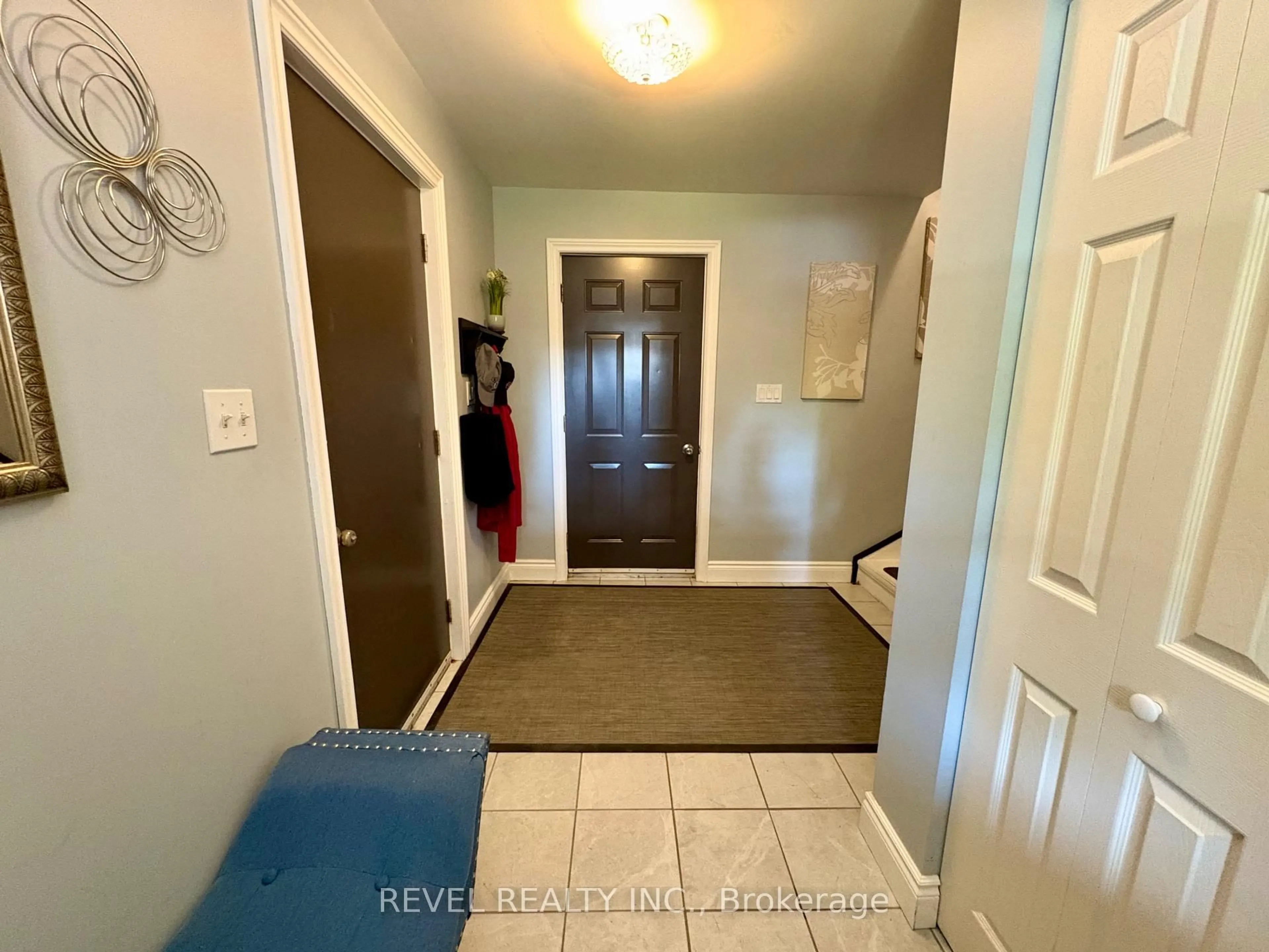 Indoor entryway for 226 Second Ave, Cochrane Ontario P0L 1C0