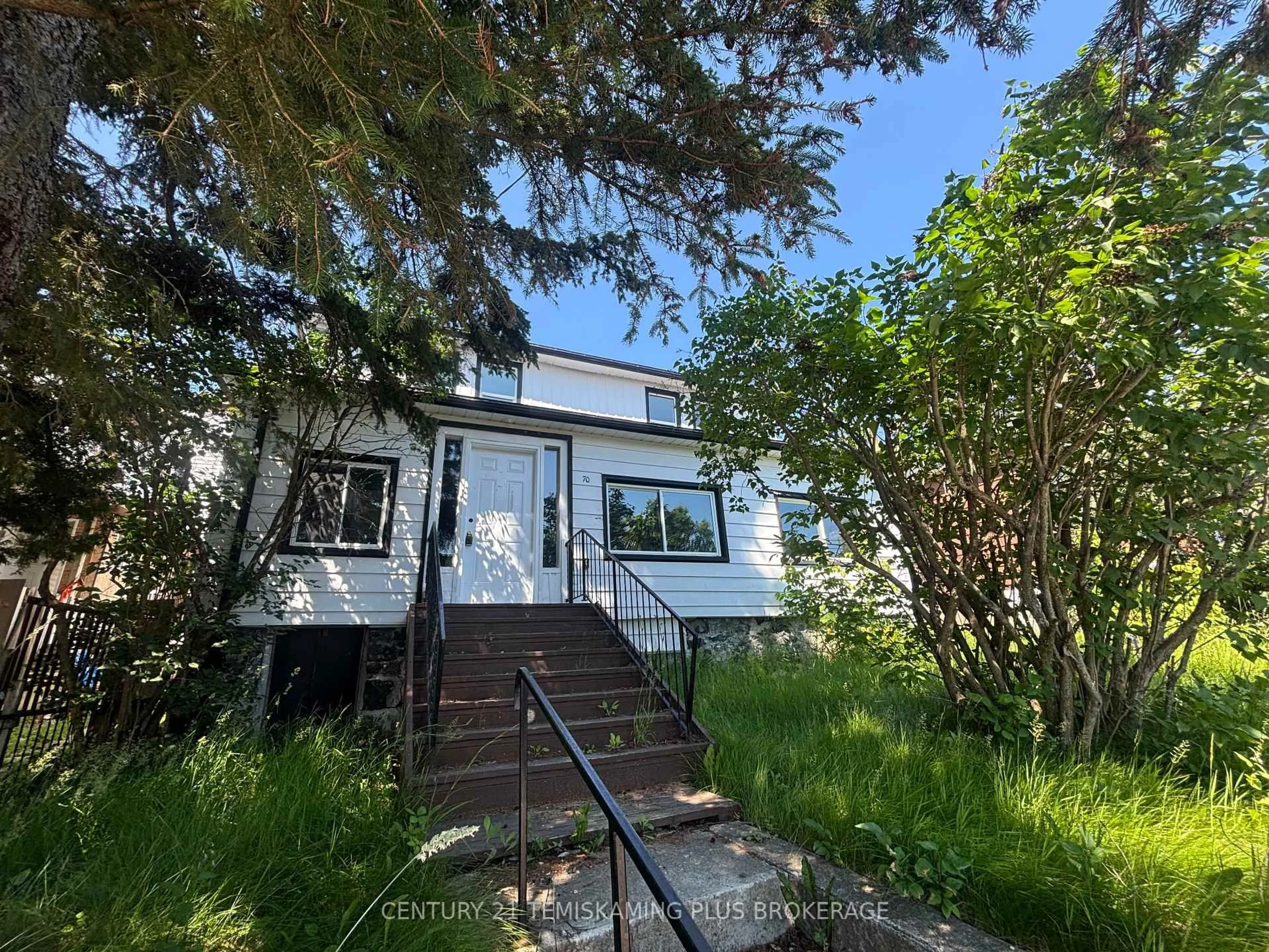 A pic from outside/outdoor area/front of a property/back of a property/a pic from drone, street for 70 Nickle St, Cobalt Ontario P0J 1C0