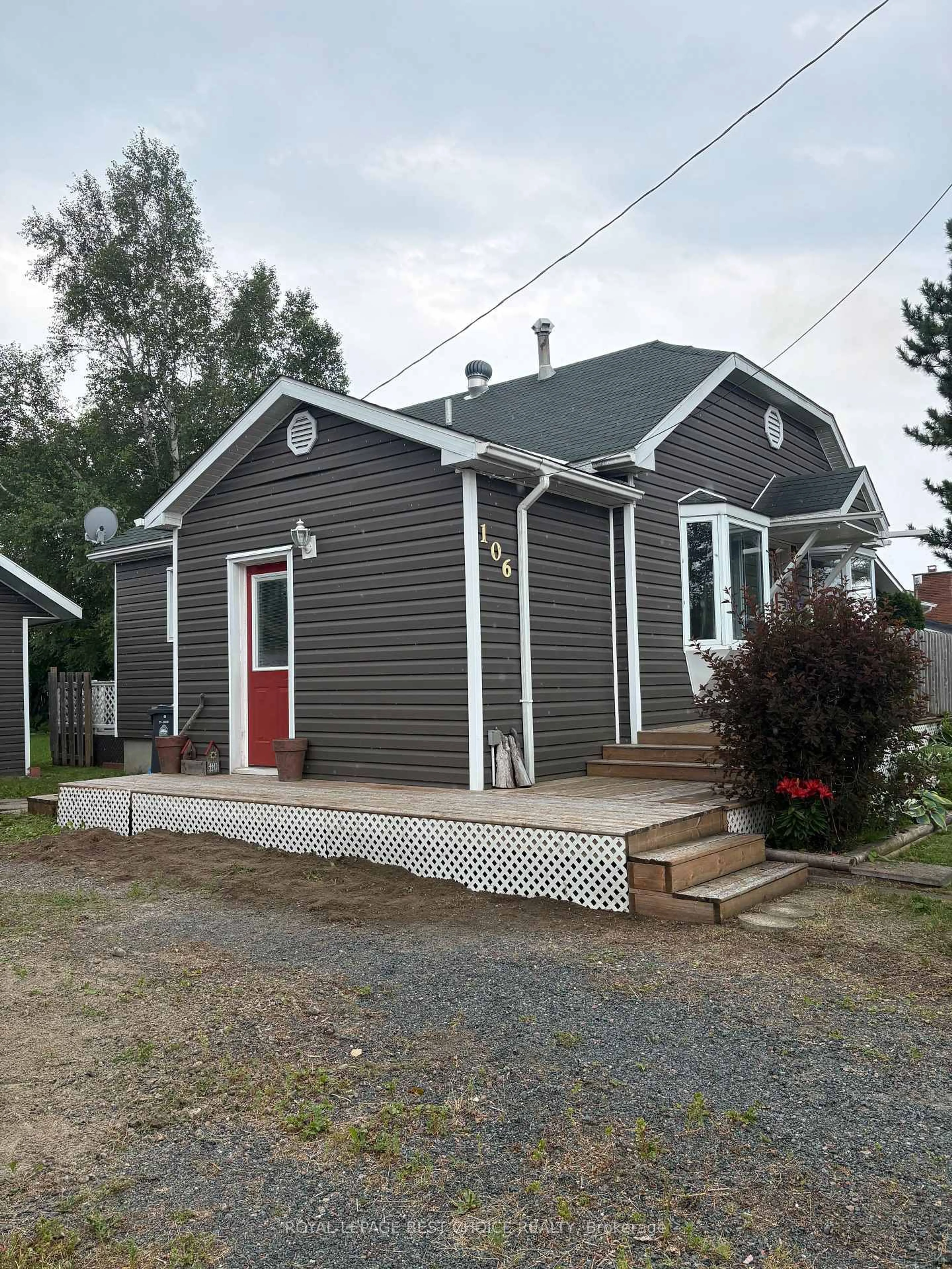 Home with vinyl exterior material, building for 106 King St, Englehart Ontario P0J 1H0