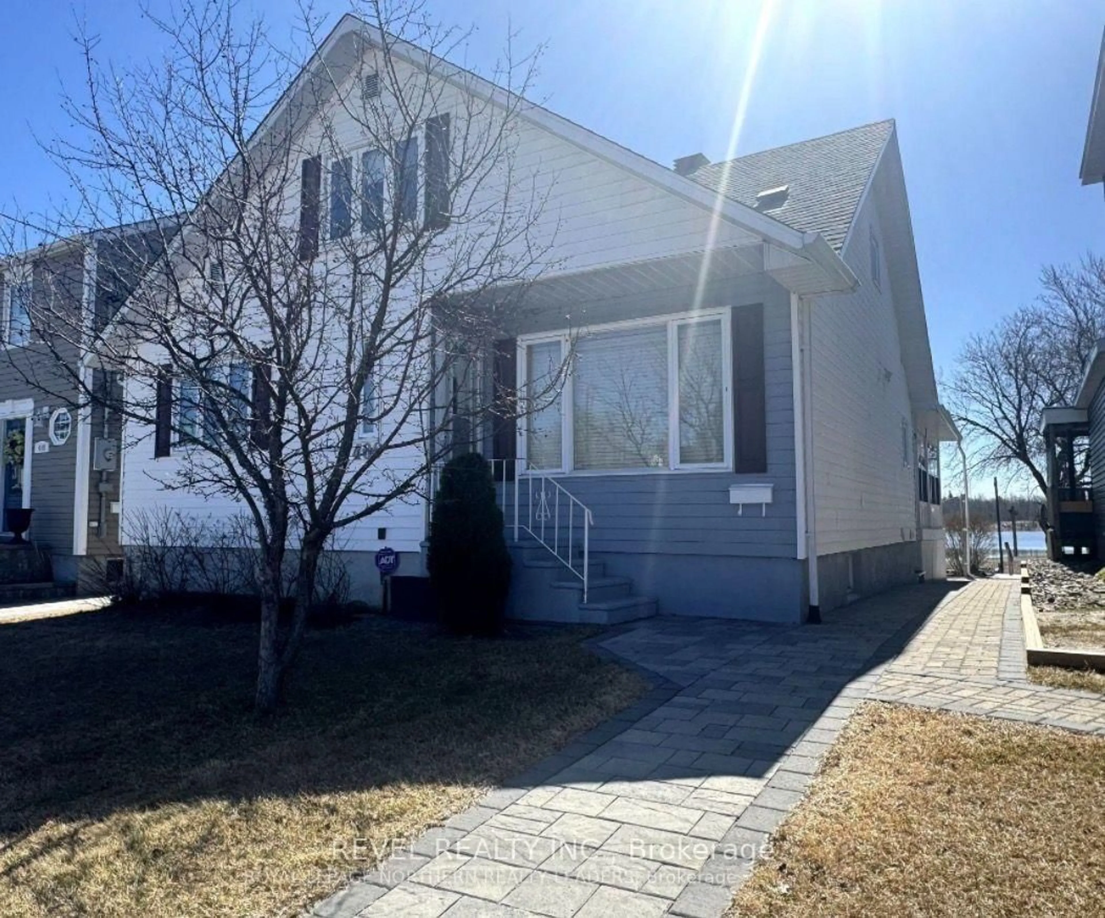 Home with vinyl exterior material, street for 406 Toke St, Timmins Ontario P4N 6V7