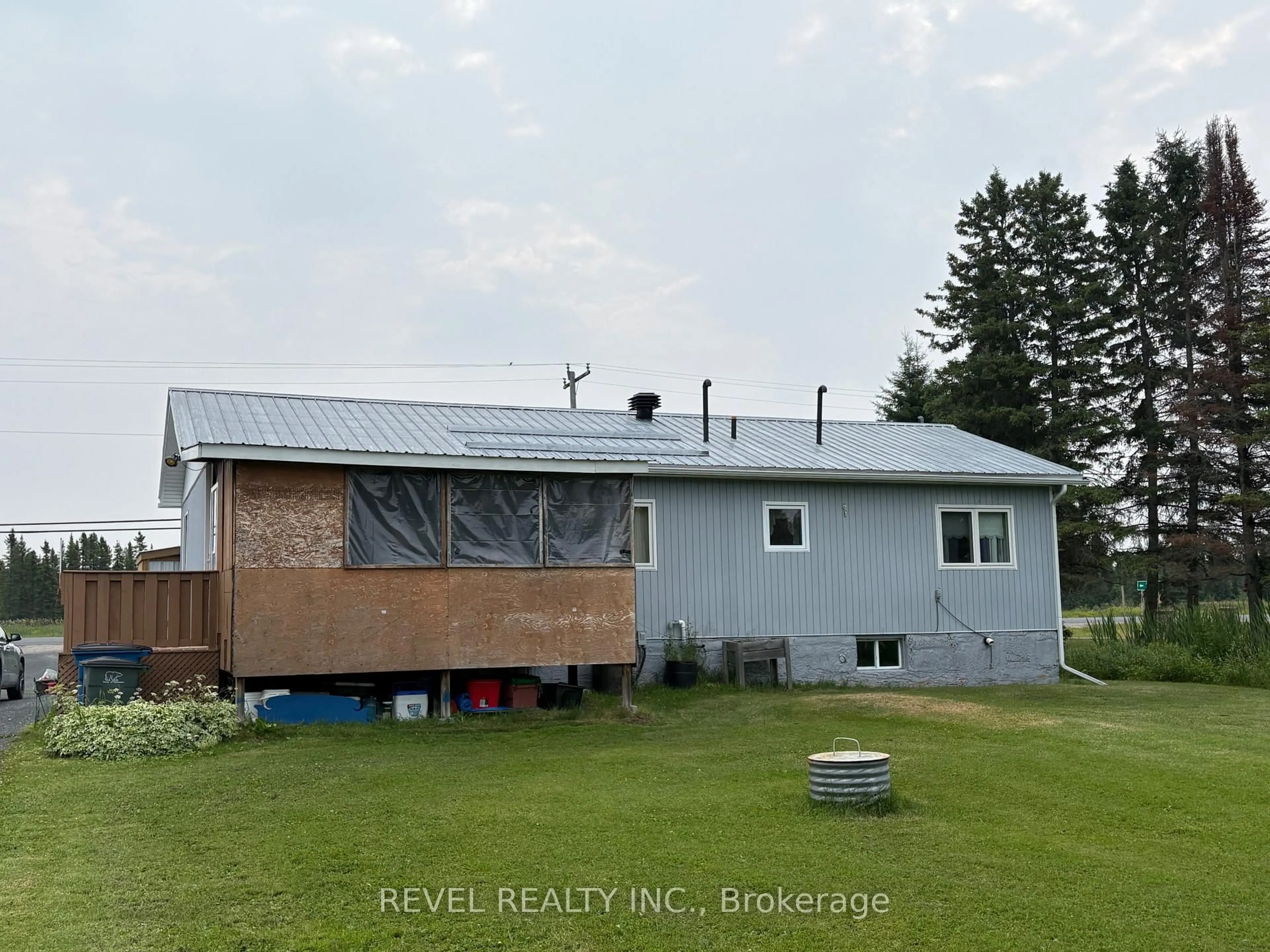 A pic from outside/outdoor area/front of a property/back of a property/a pic from drone, building for 253 Highway 11 Highway, Cochrane Ontario P0L 1C0