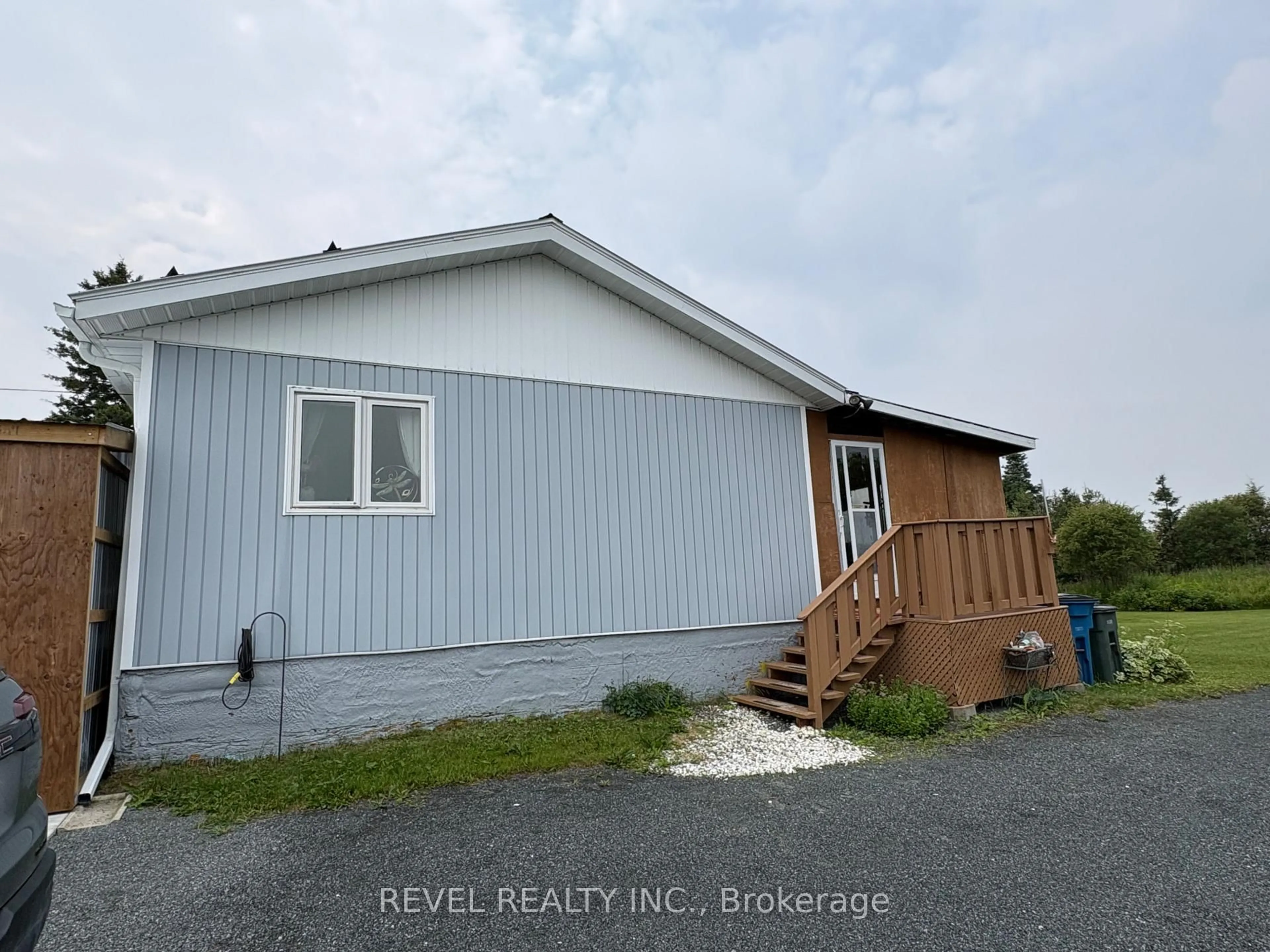 Home with vinyl exterior material, building for 253 Highway 11 Highway, Cochrane Ontario P0L 1C0