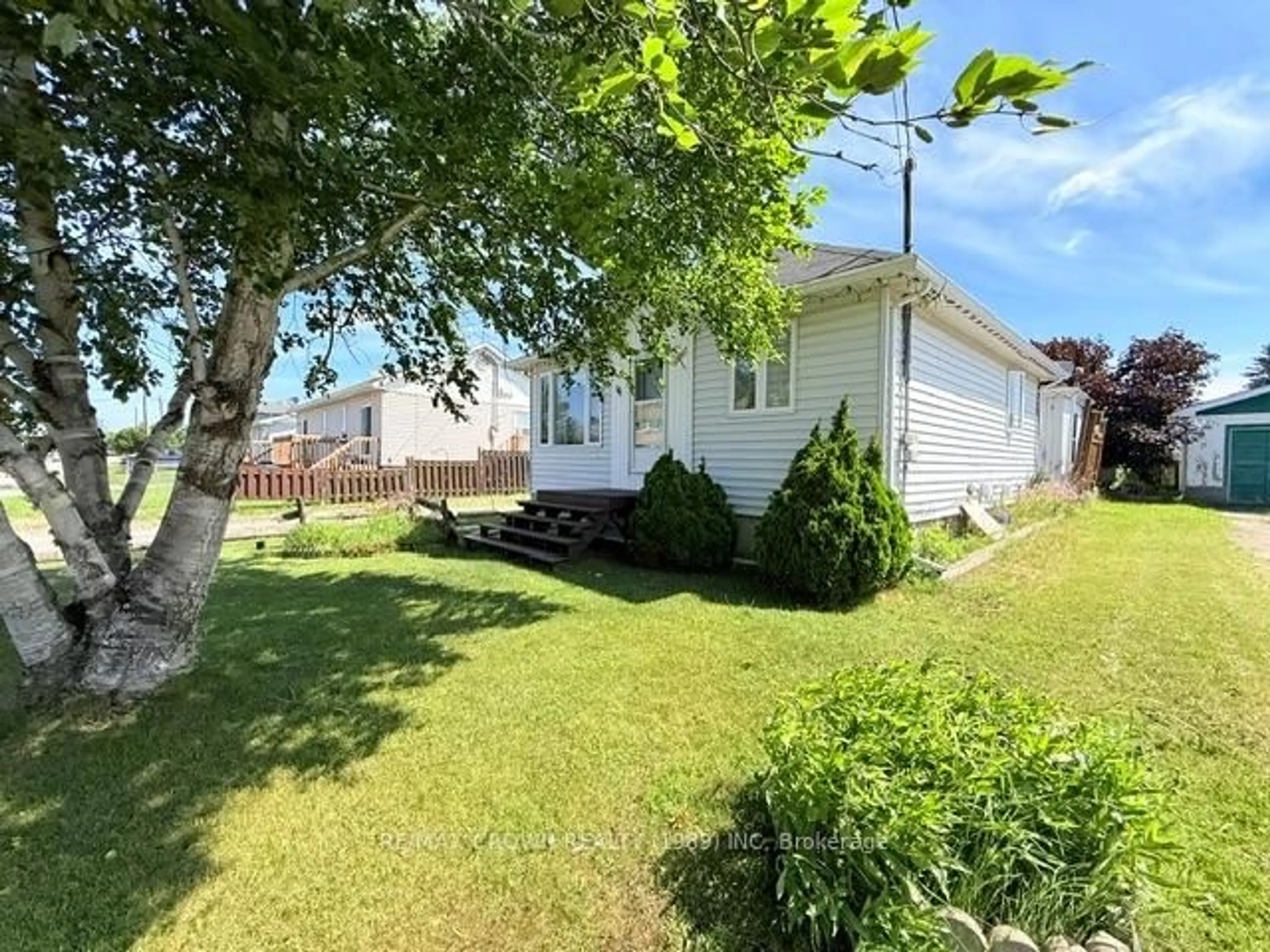 A pic from outside/outdoor area/front of a property/back of a property/a pic from drone, unknown for 16 Ontario St, Kapuskasing Ontario P5N 2J5