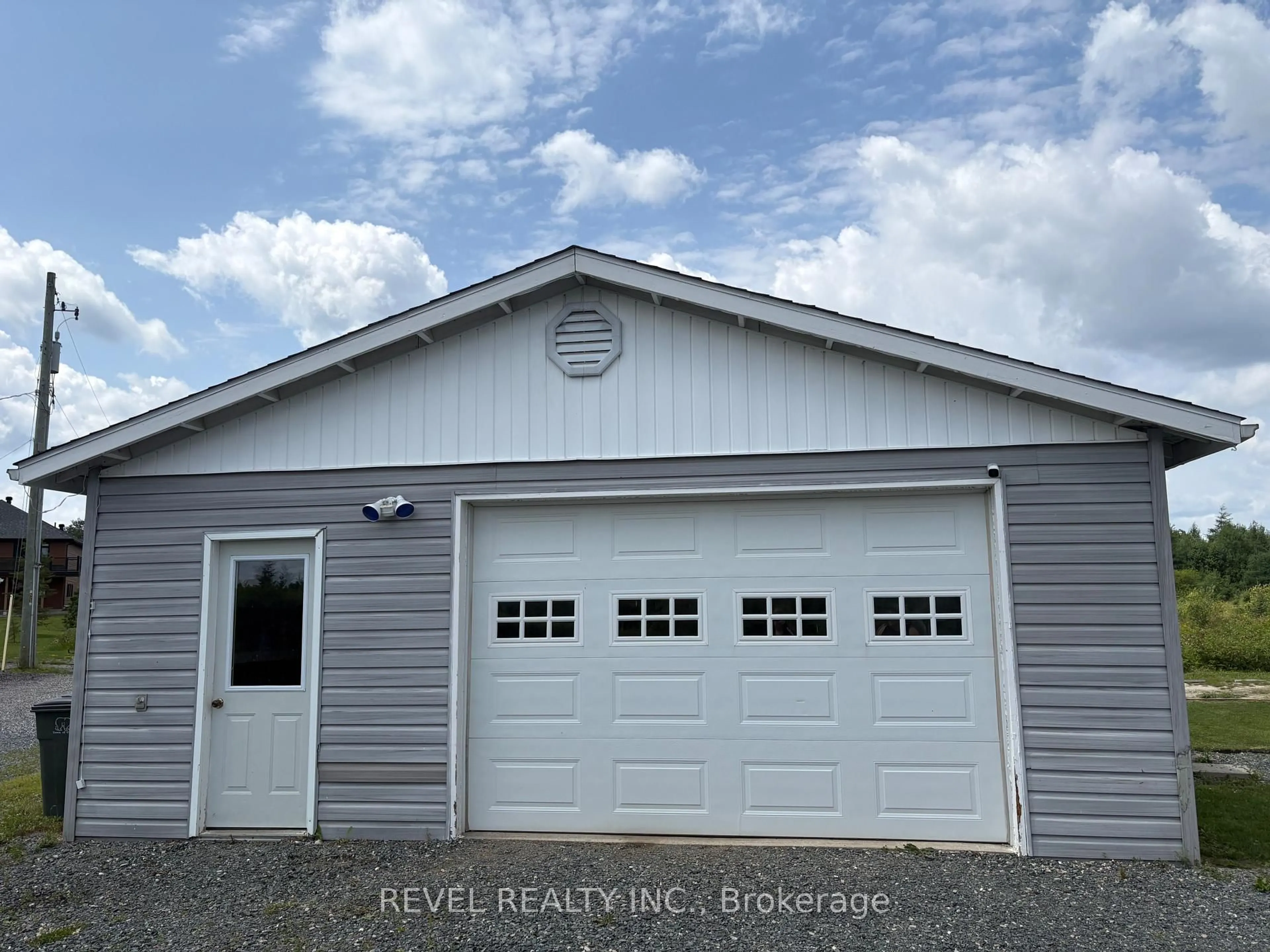 Indoor garage for 127 Genier Rd, Cochrane Ontario P0L 1C0