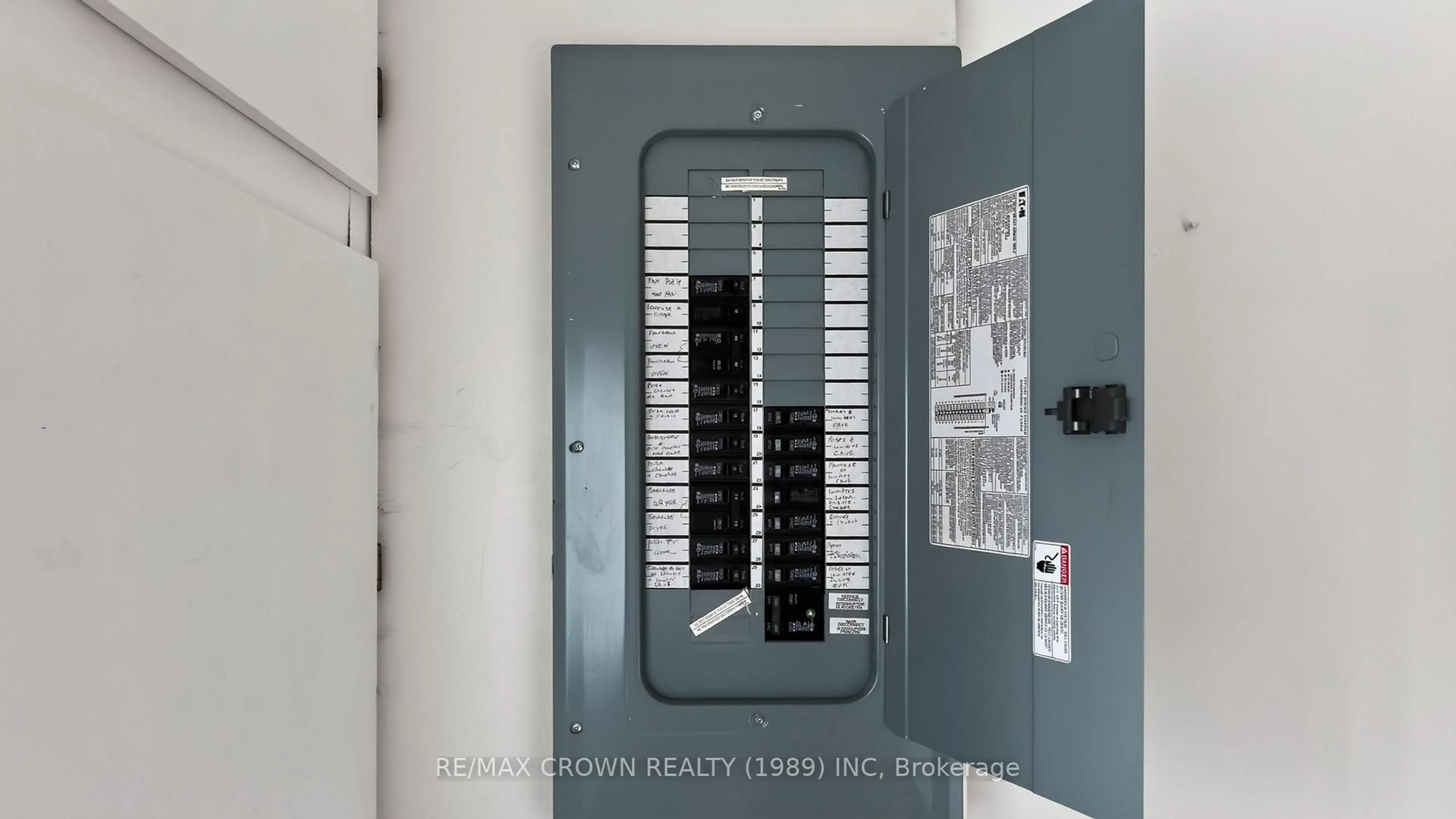 Indoor entryway for 706 Prince St, Hearst Ontario P0L 1N0