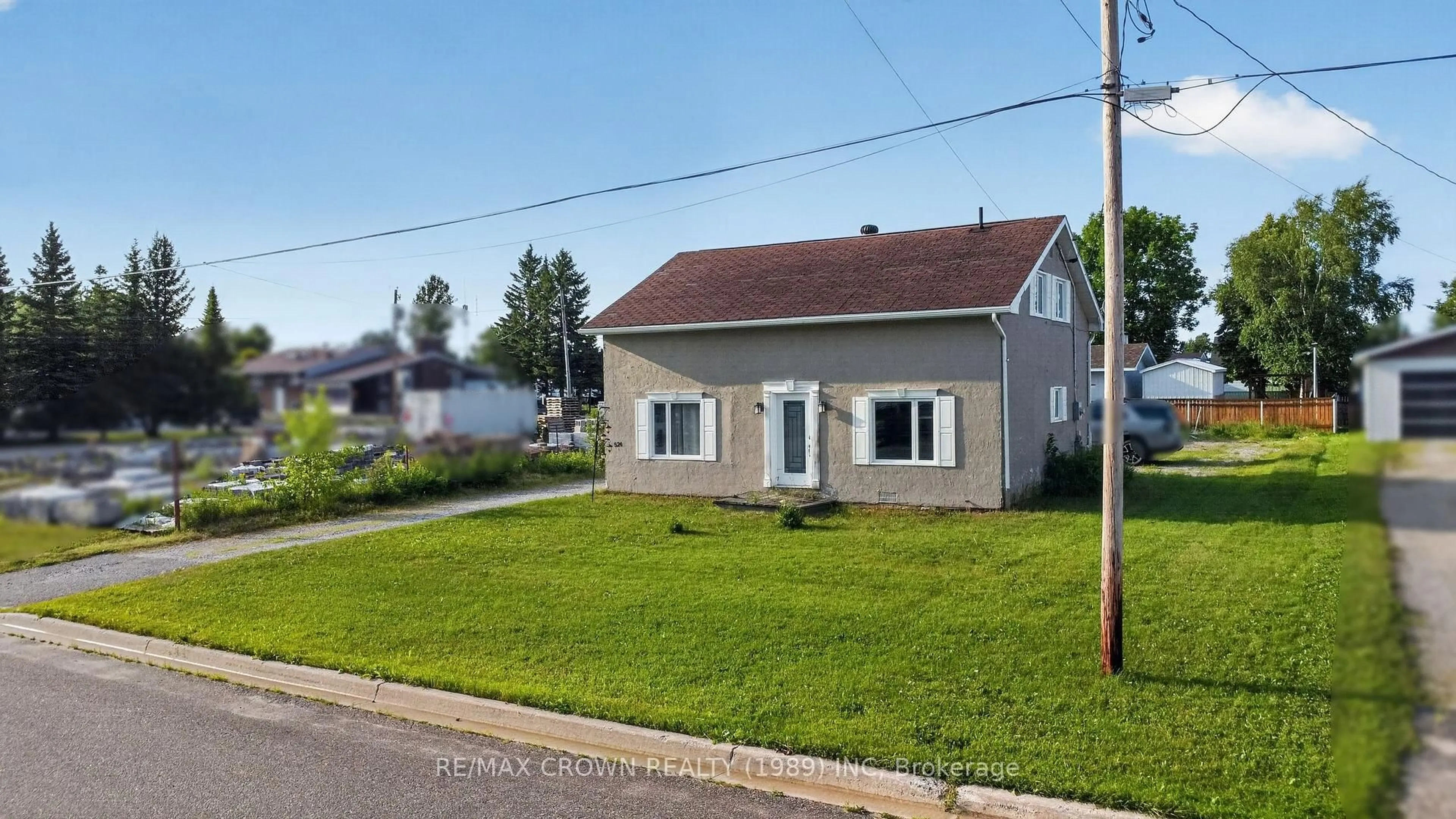 A pic from outside/outdoor area/front of a property/back of a property/a pic from drone, street for 524 Kitchener St, Hearst Ontario P0L 1N0