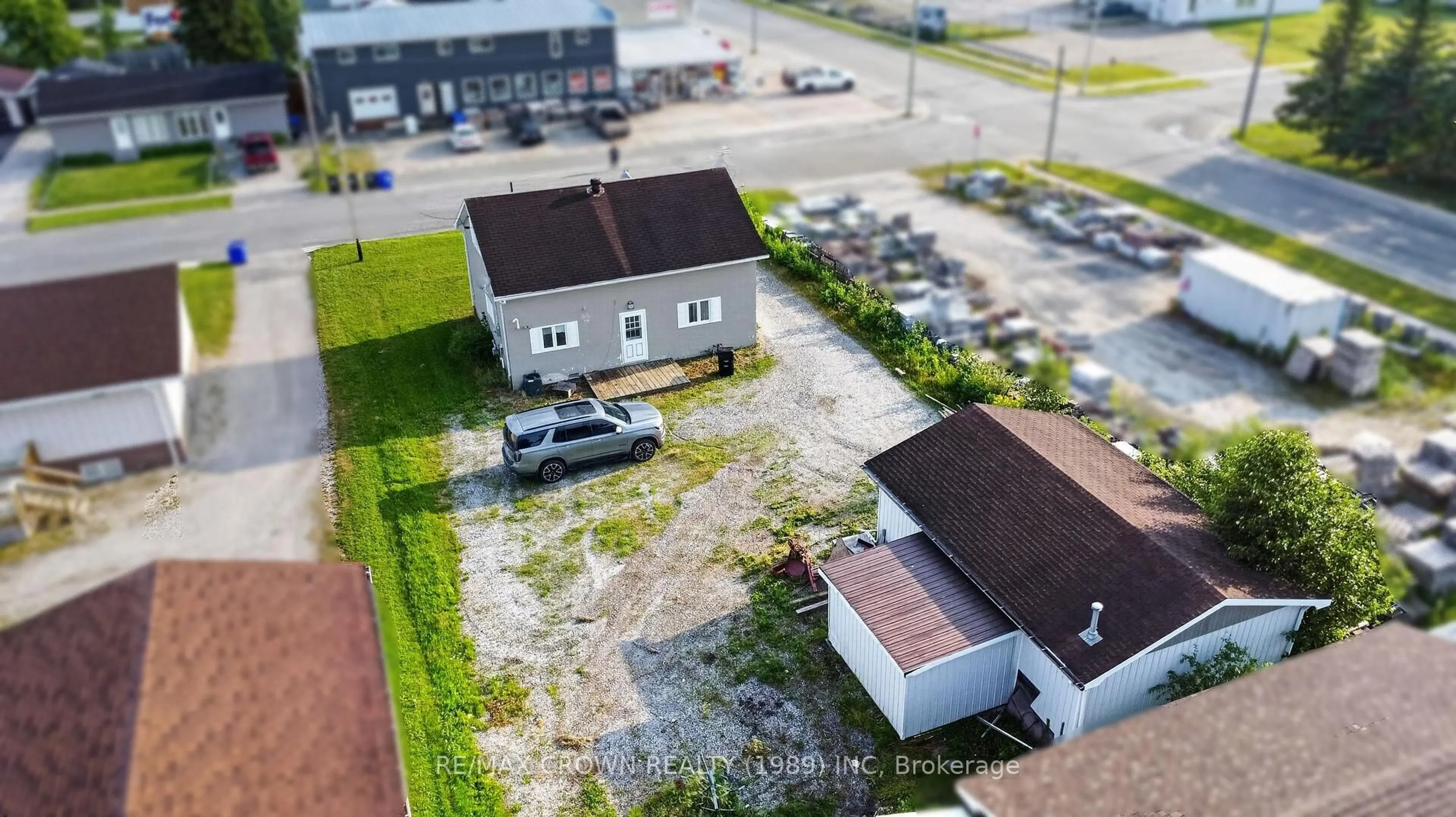 A pic from outside/outdoor area/front of a property/back of a property/a pic from drone, building for 524 Kitchener St, Hearst Ontario P0L 1N0