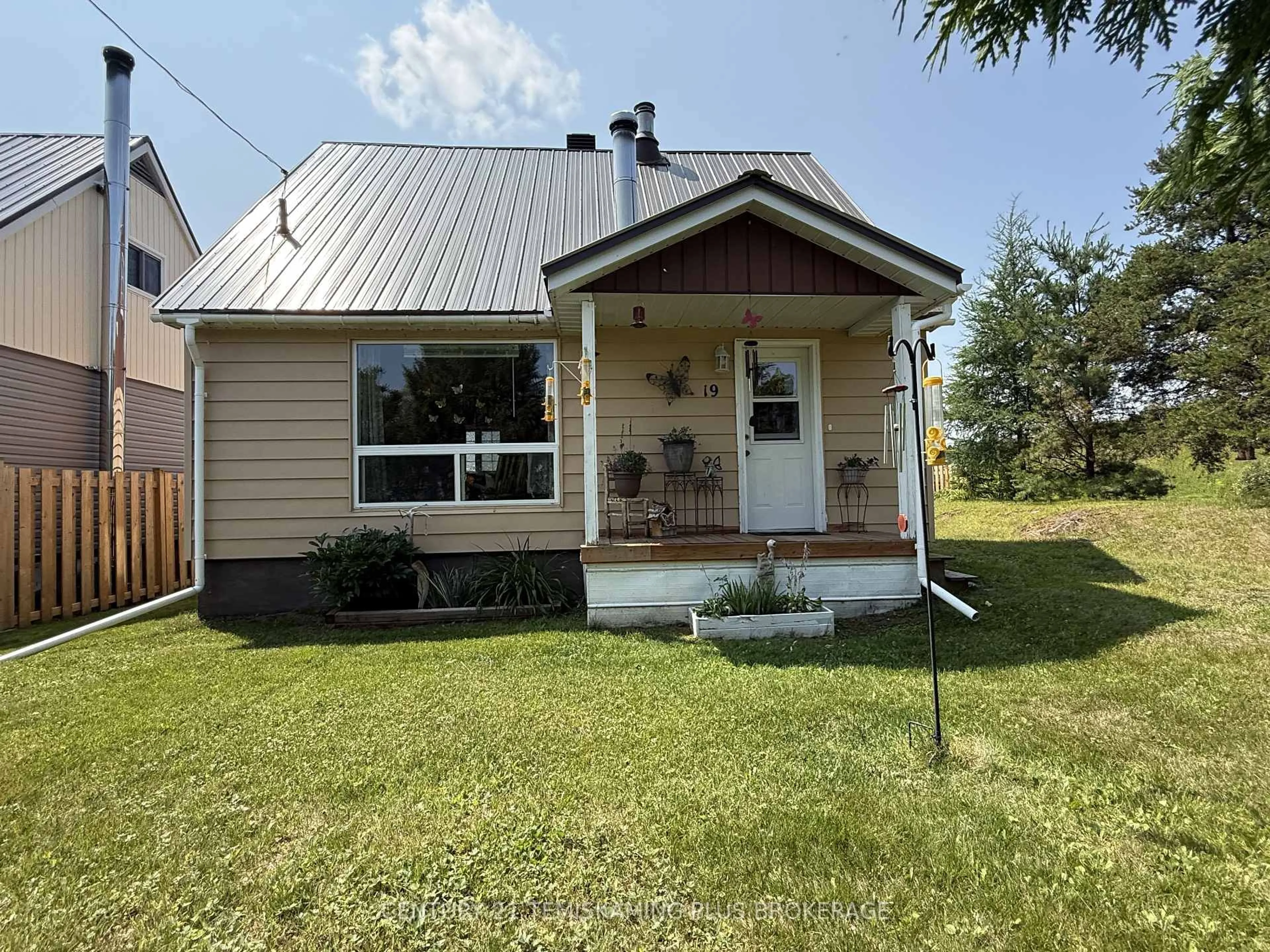 Home with vinyl exterior material, street for 19 Twentyeighth St, McGarry Ontario P0K 1X0