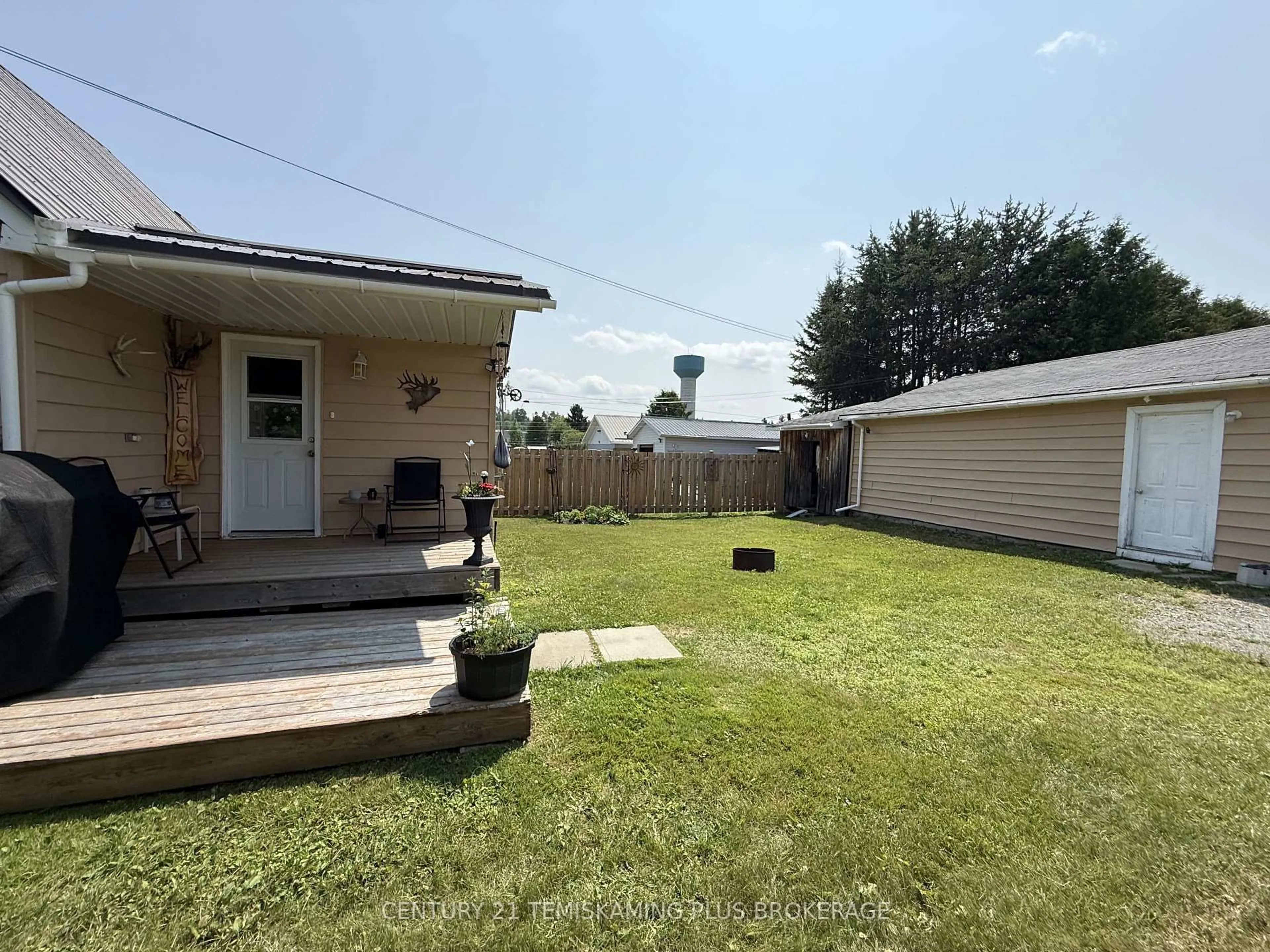 A pic from outside/outdoor area/front of a property/back of a property/a pic from drone, street for 19 Twentyeighth St, McGarry Ontario P0K 1X0