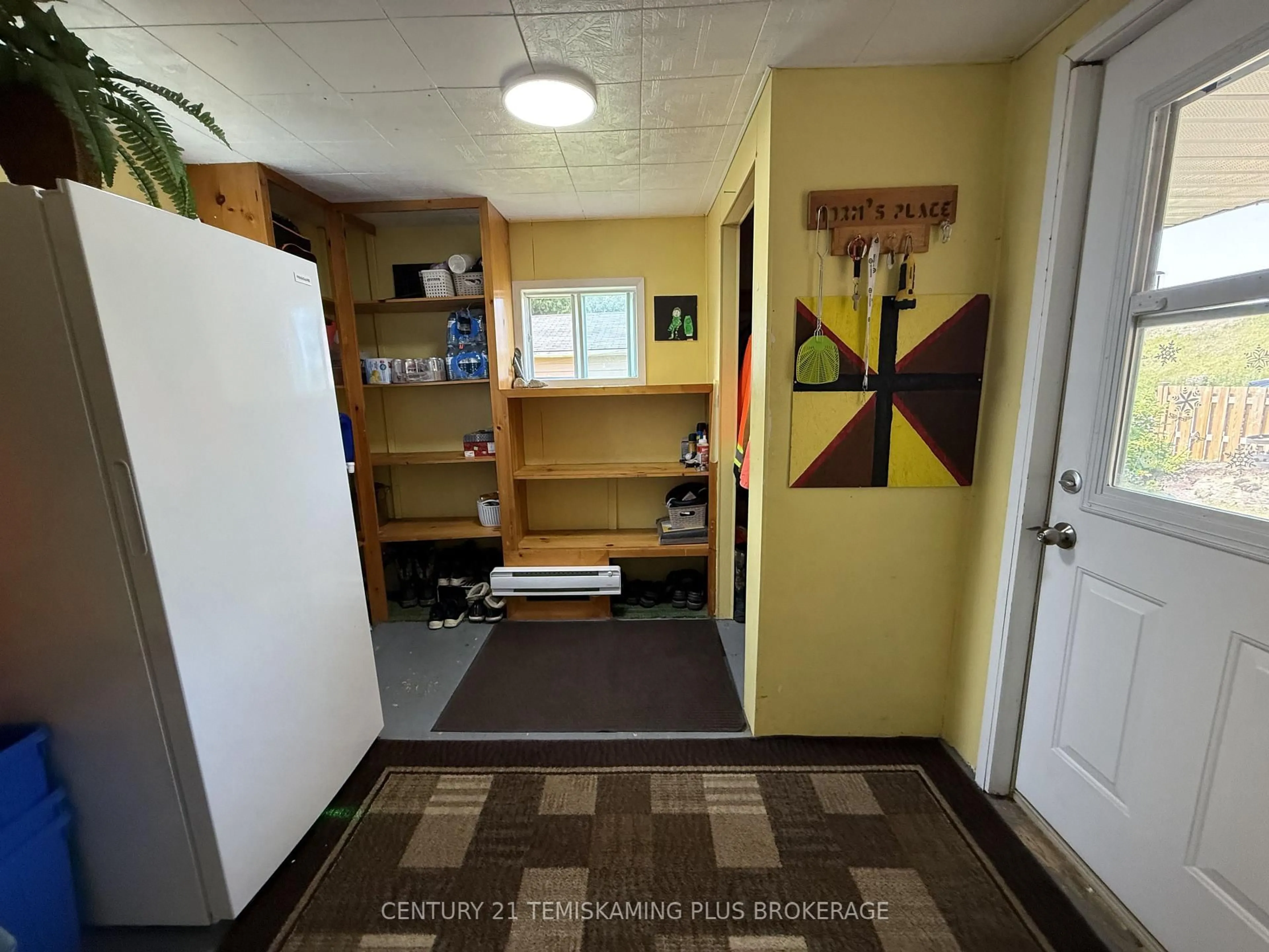 Indoor entryway for 19 Twentyeighth St, McGarry Ontario P0K 1X0