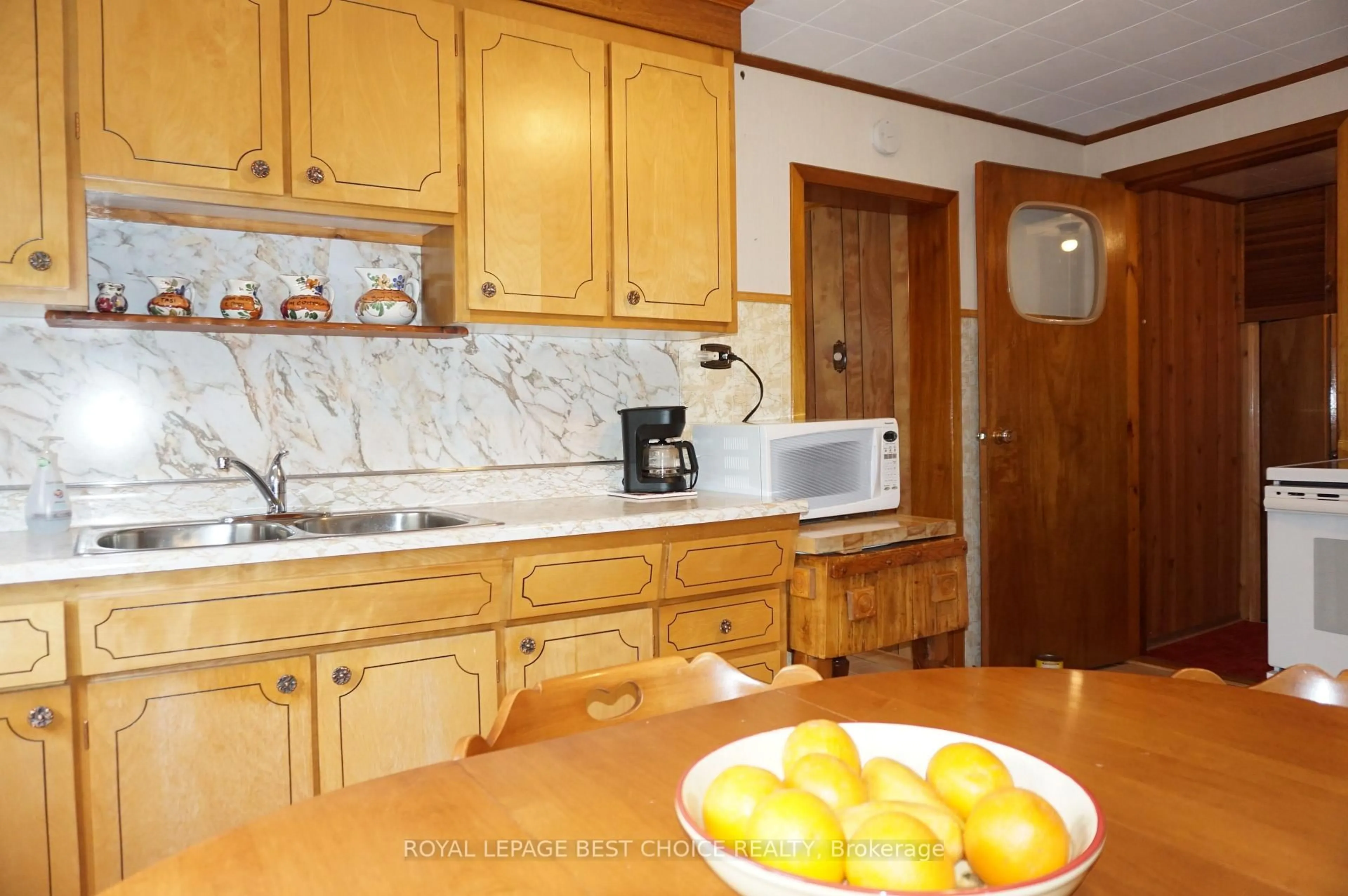 Standard kitchen, wood/laminate floor for 203 Lang St, Cobalt Ontario P0J 1C0