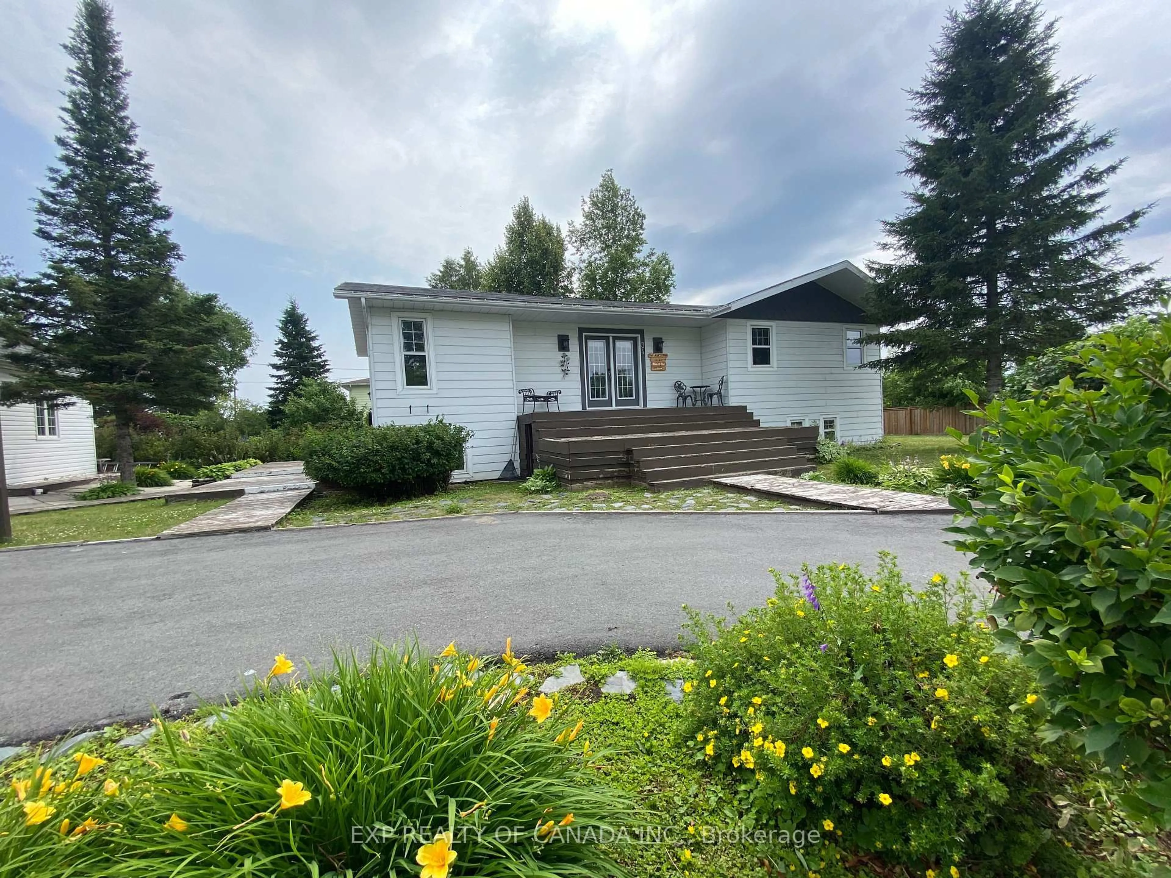 A pic from outside/outdoor area/front of a property/back of a property/a pic from drone, mountain view for 34 Seventh St, Cochrane Ontario P0L 1C0