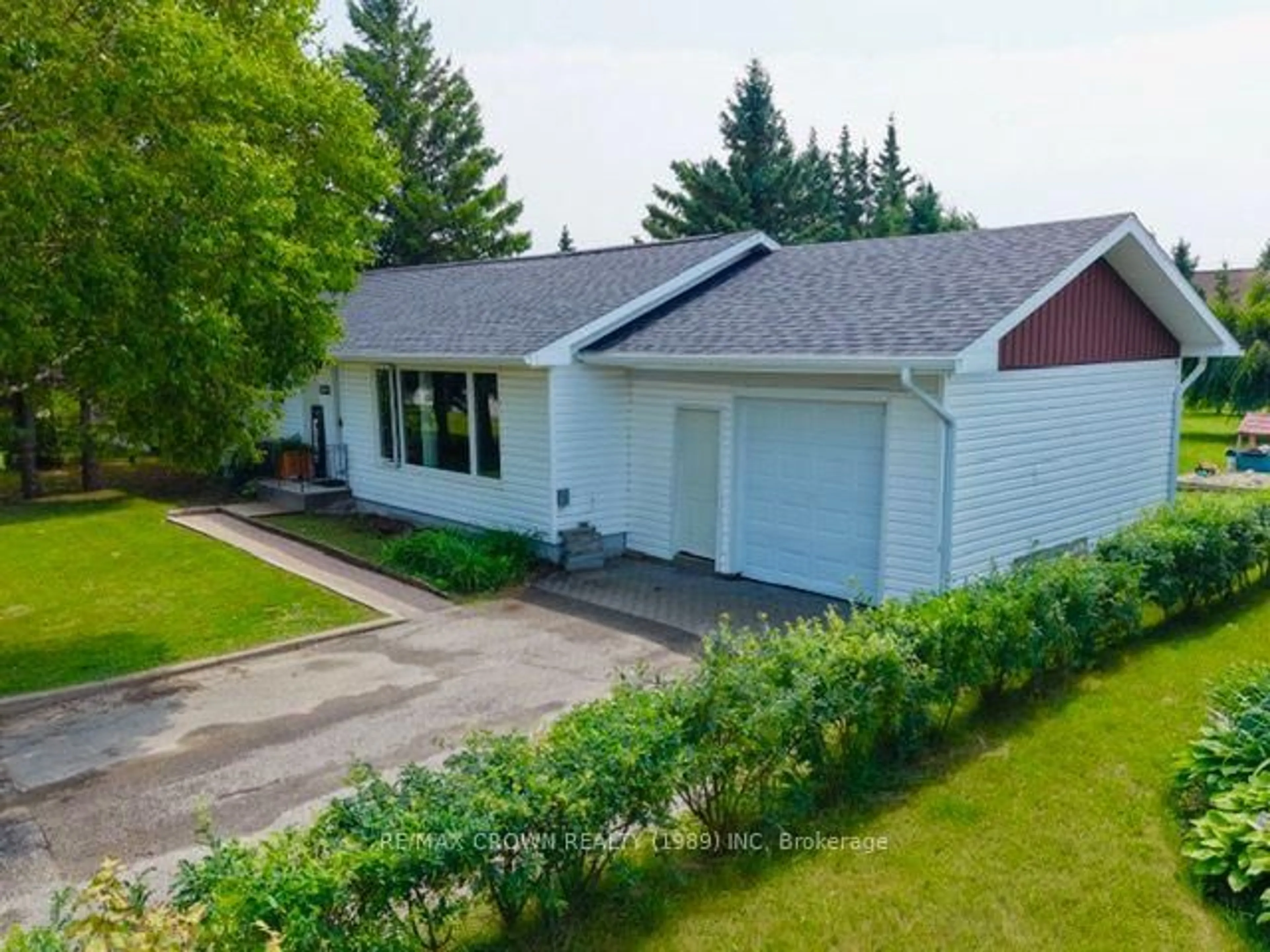 A pic from outside/outdoor area/front of a property/back of a property/a pic from drone, street for 1305 Alexandra St, Hearst Ontario P0L 1N0