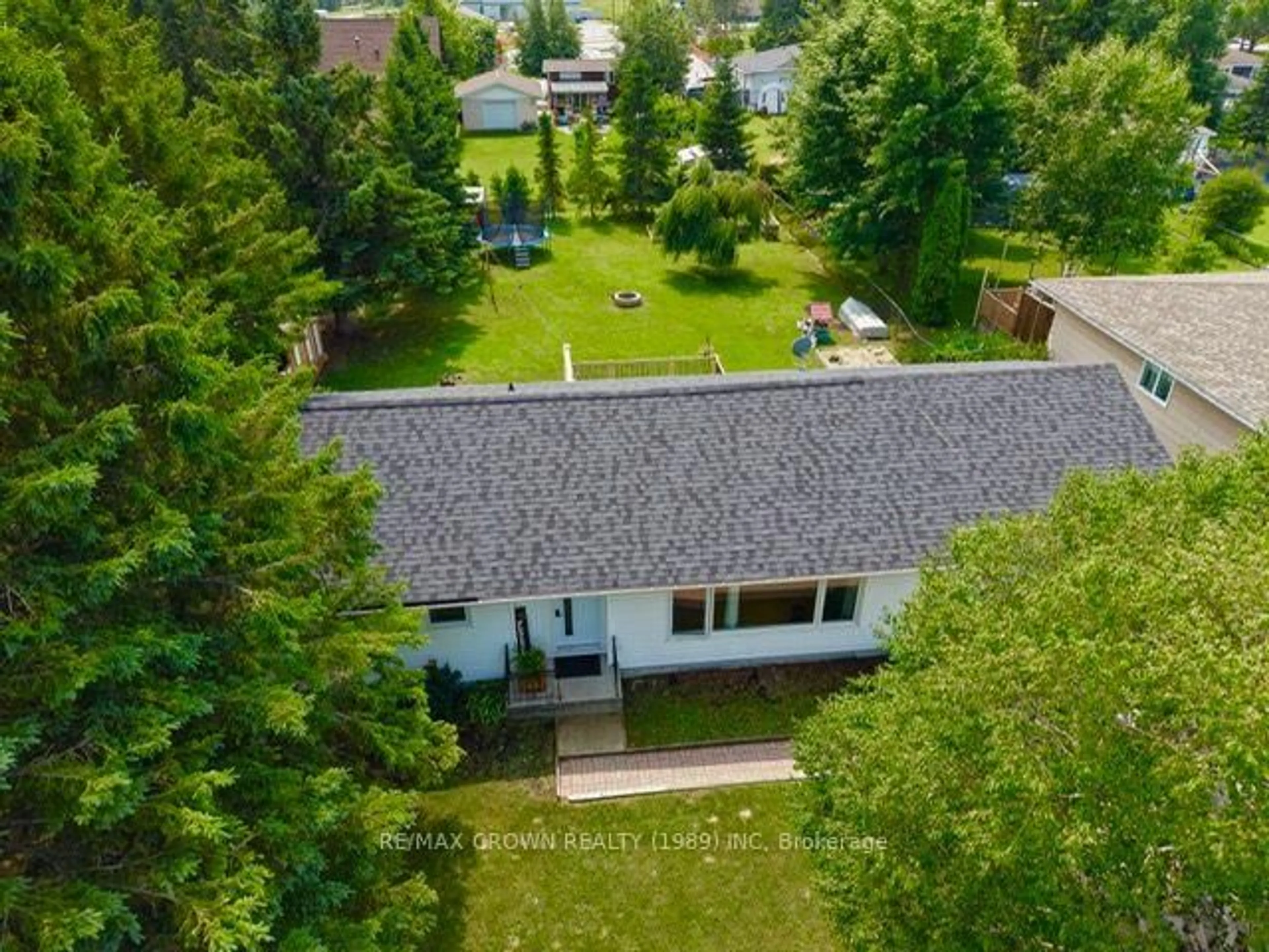 A pic from outside/outdoor area/front of a property/back of a property/a pic from drone, unknown for 1305 Alexandra St, Hearst Ontario P0L 1N0