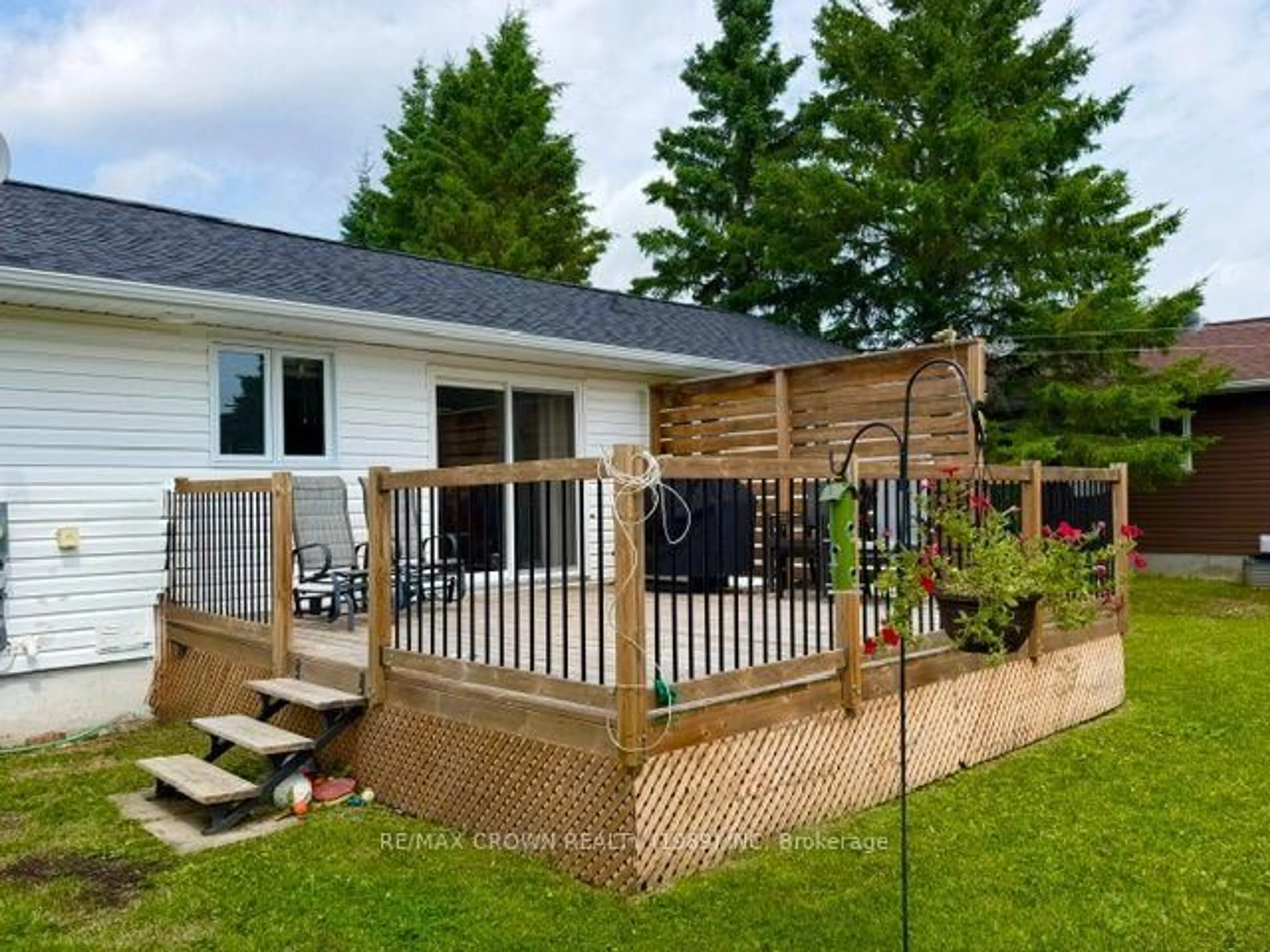 Patio, unknown for 1305 Alexandra St, Hearst Ontario P0L 1N0