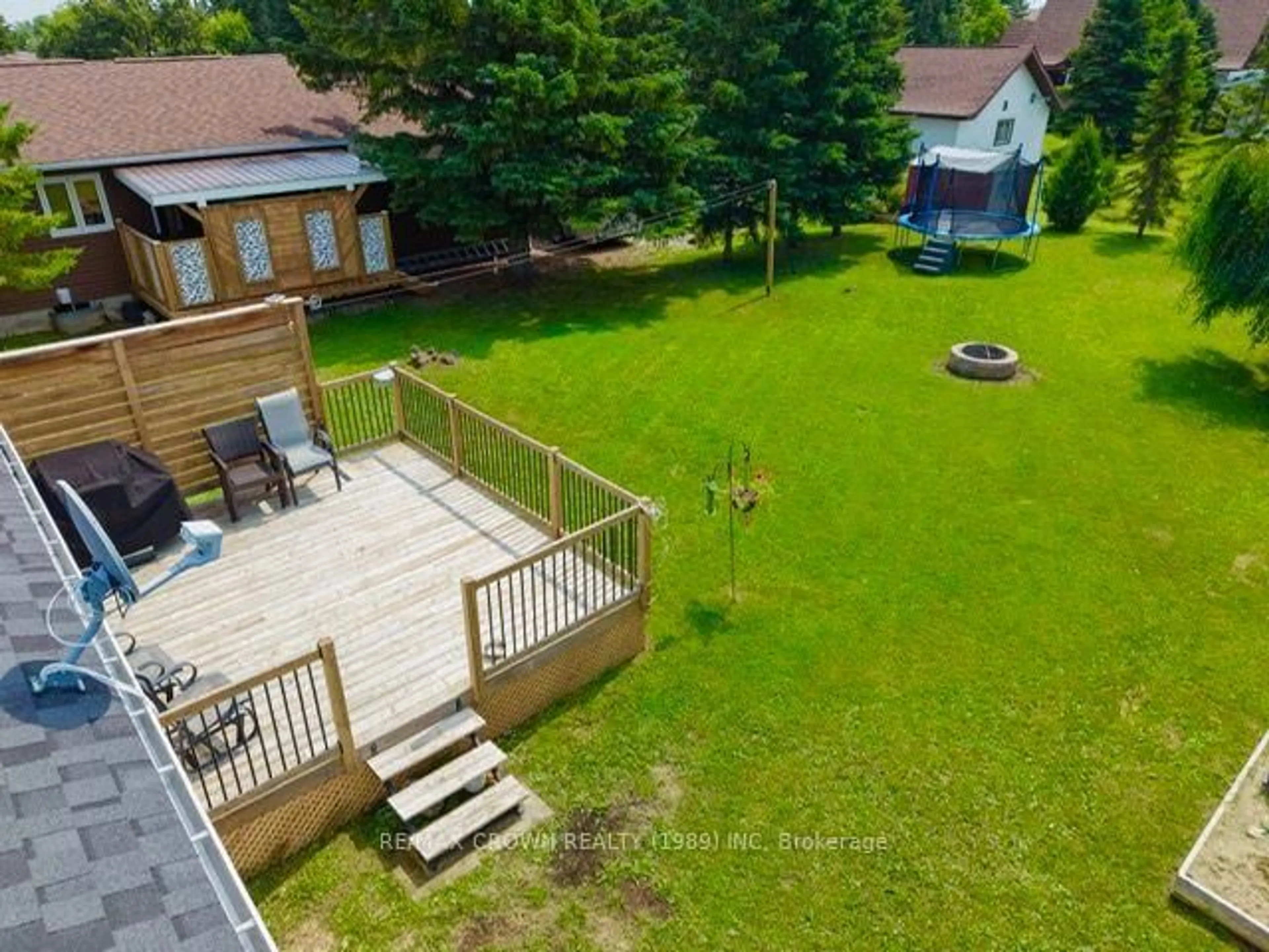 A pic from outside/outdoor area/front of a property/back of a property/a pic from drone, unknown for 1305 Alexandra St, Hearst Ontario P0L 1N0