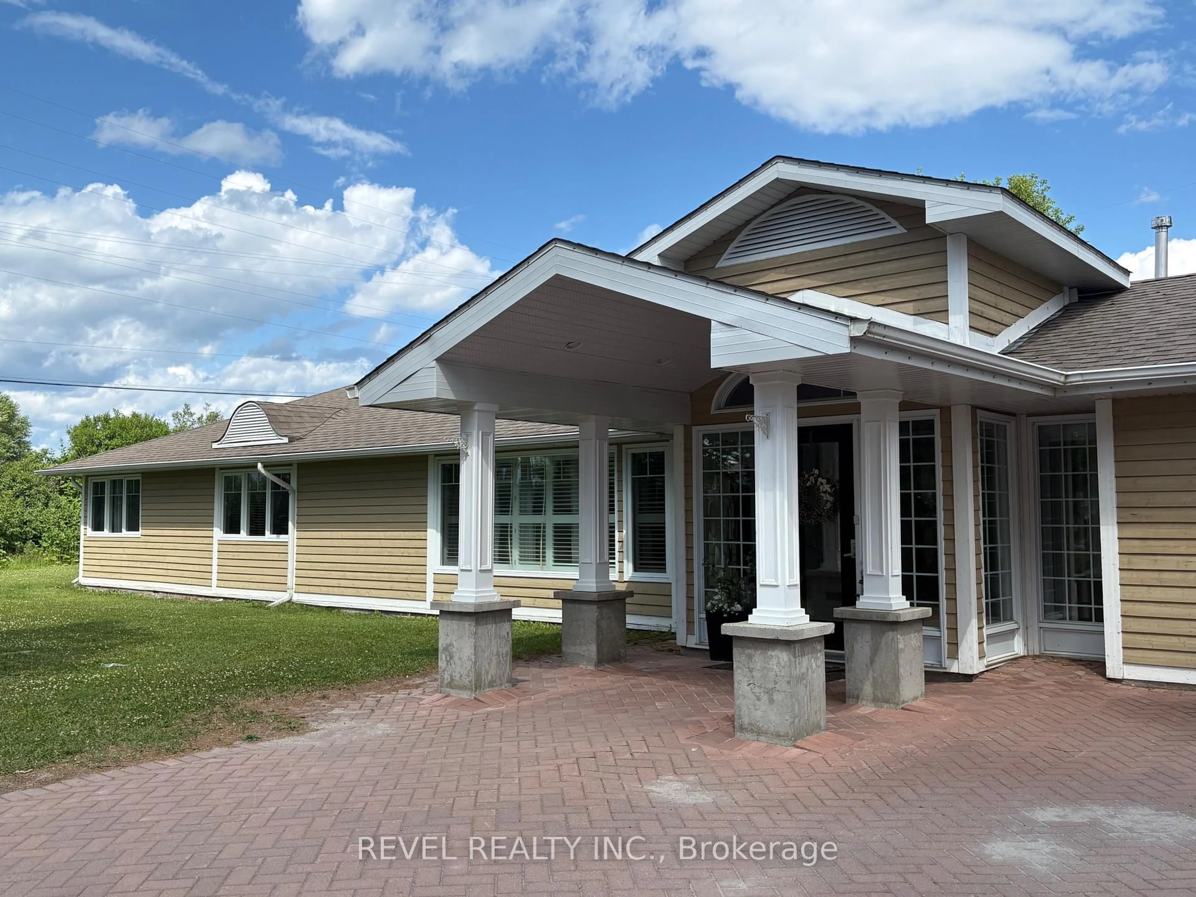 Home with vinyl exterior material, unknown for 414 Ninth Ave, Cochrane Ontario P0L 1C0