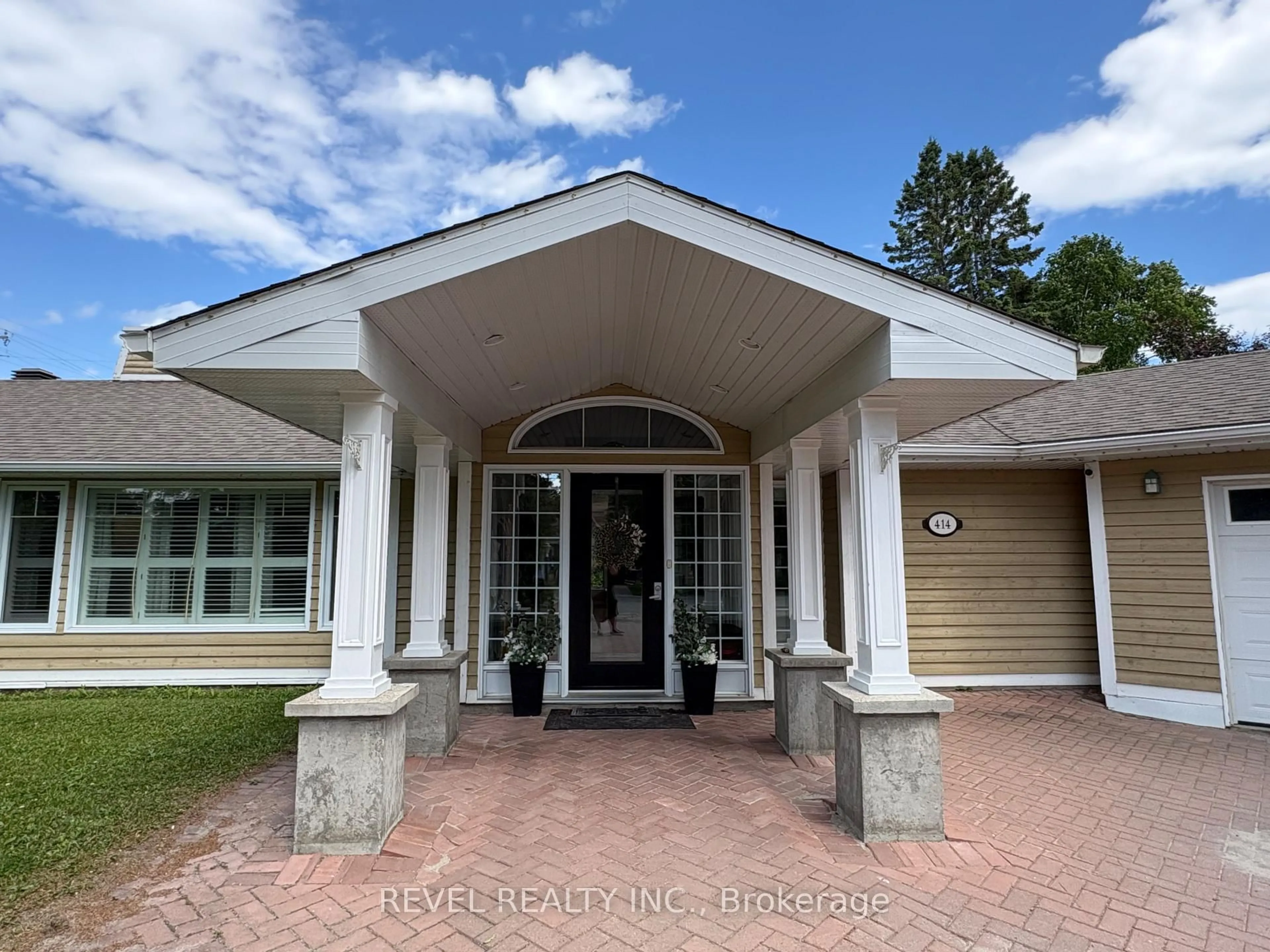 Indoor foyer for 414 Ninth Ave, Cochrane Ontario P0L 1C0