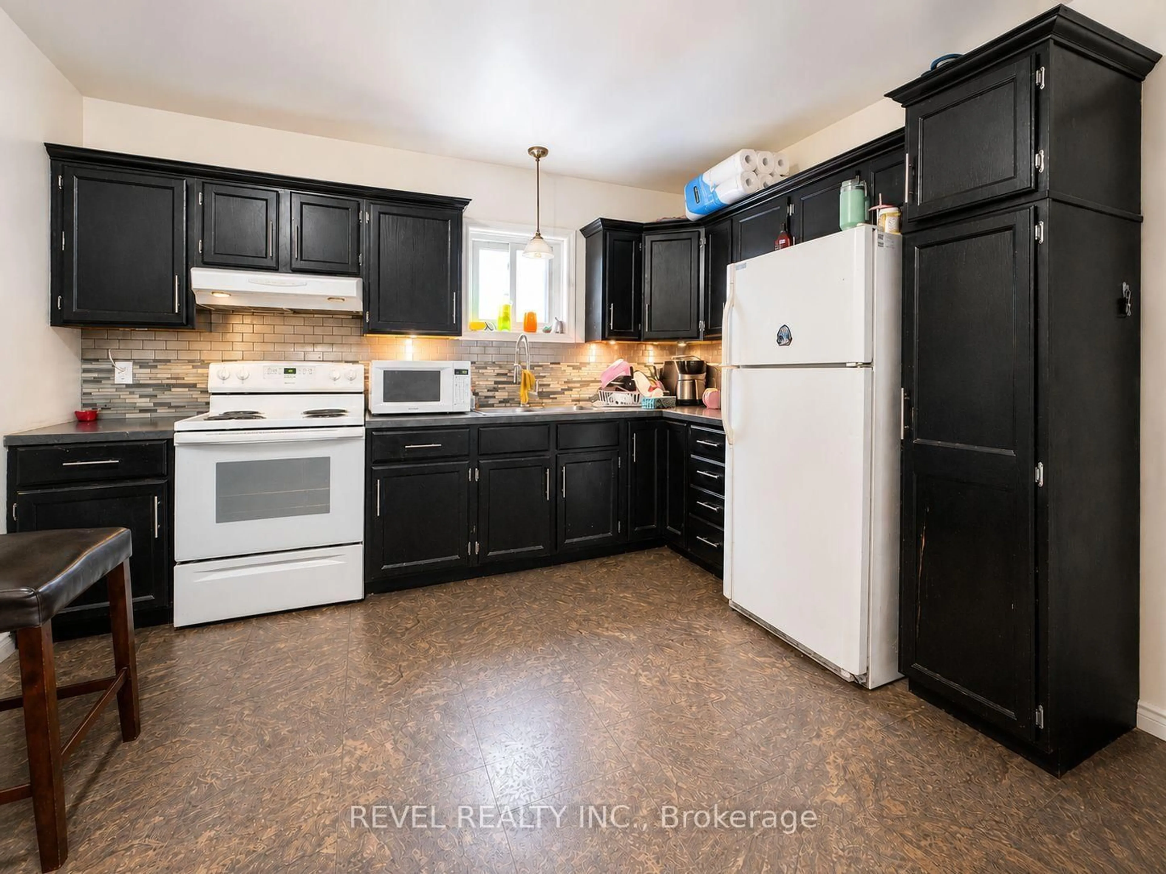 Standard kitchen, ceramic/tile floor for 146 Pine St, Timmins Ontario P4N 6L1