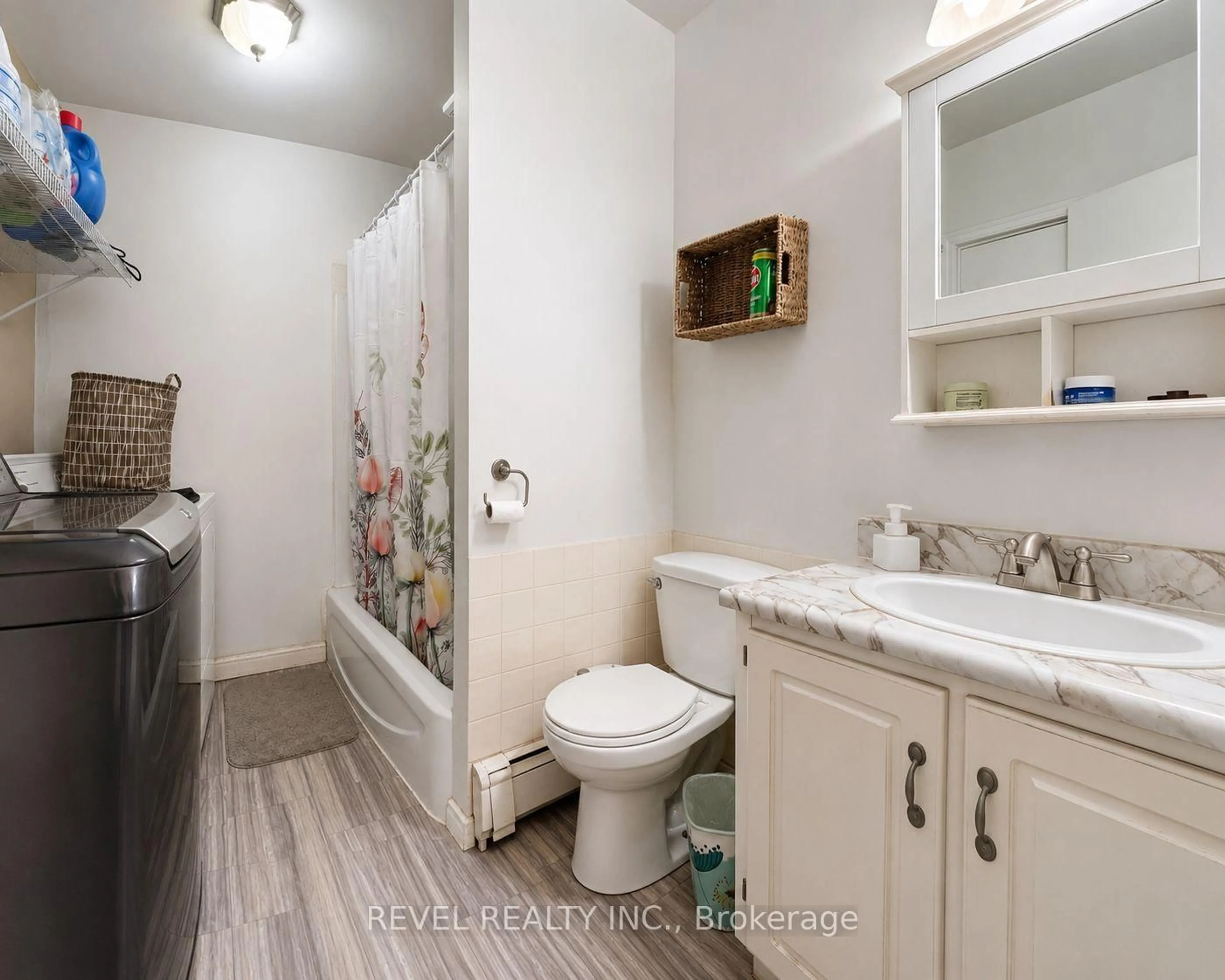 Standard bathroom, ceramic/tile floor for 146 Pine St, Timmins Ontario P4N 6L1