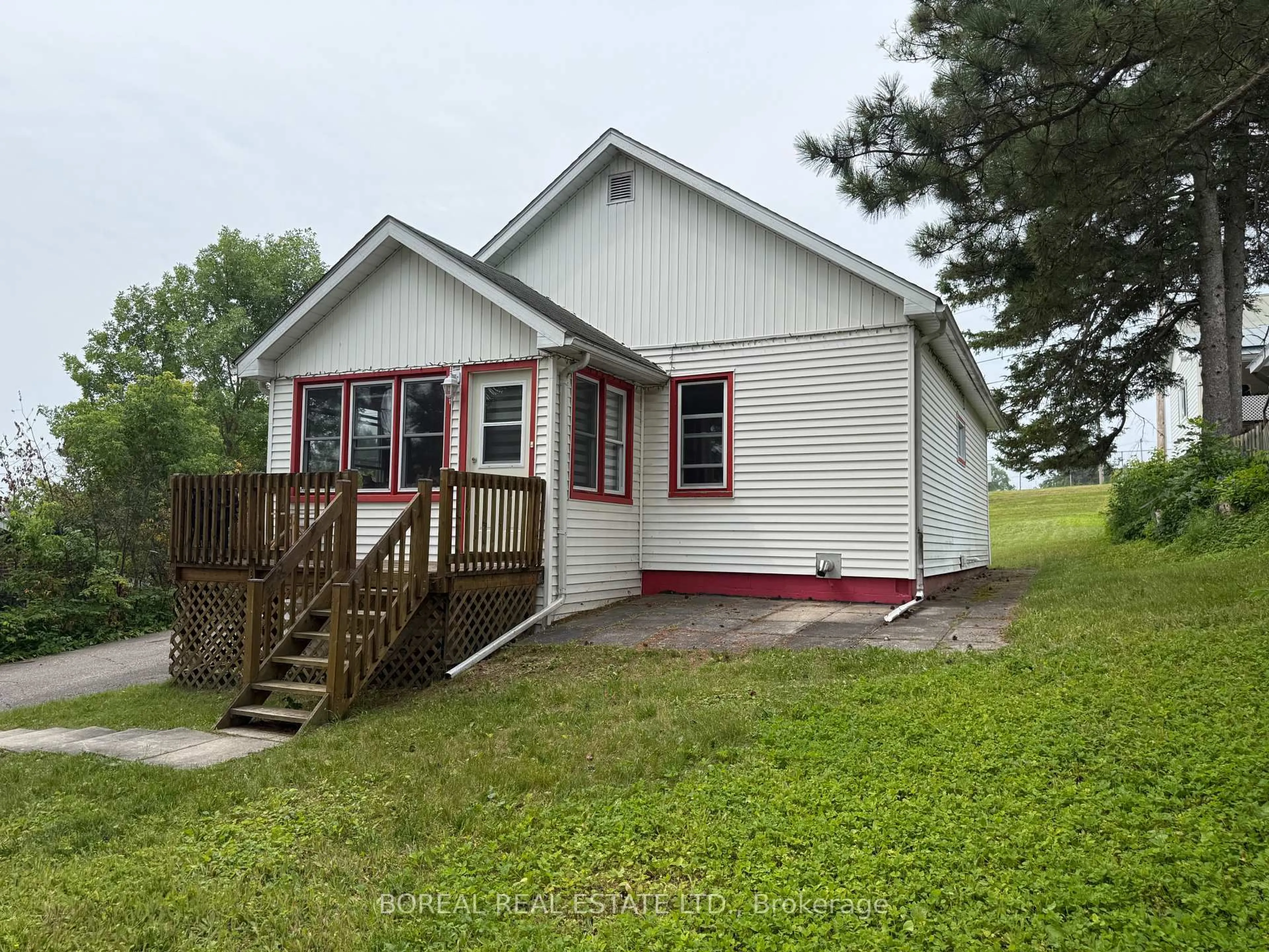 A pic from outside/outdoor area/front of a property/back of a property/a pic from drone, unknown for 357 Fifth Ave, Cochrane Ontario P0L 1C0