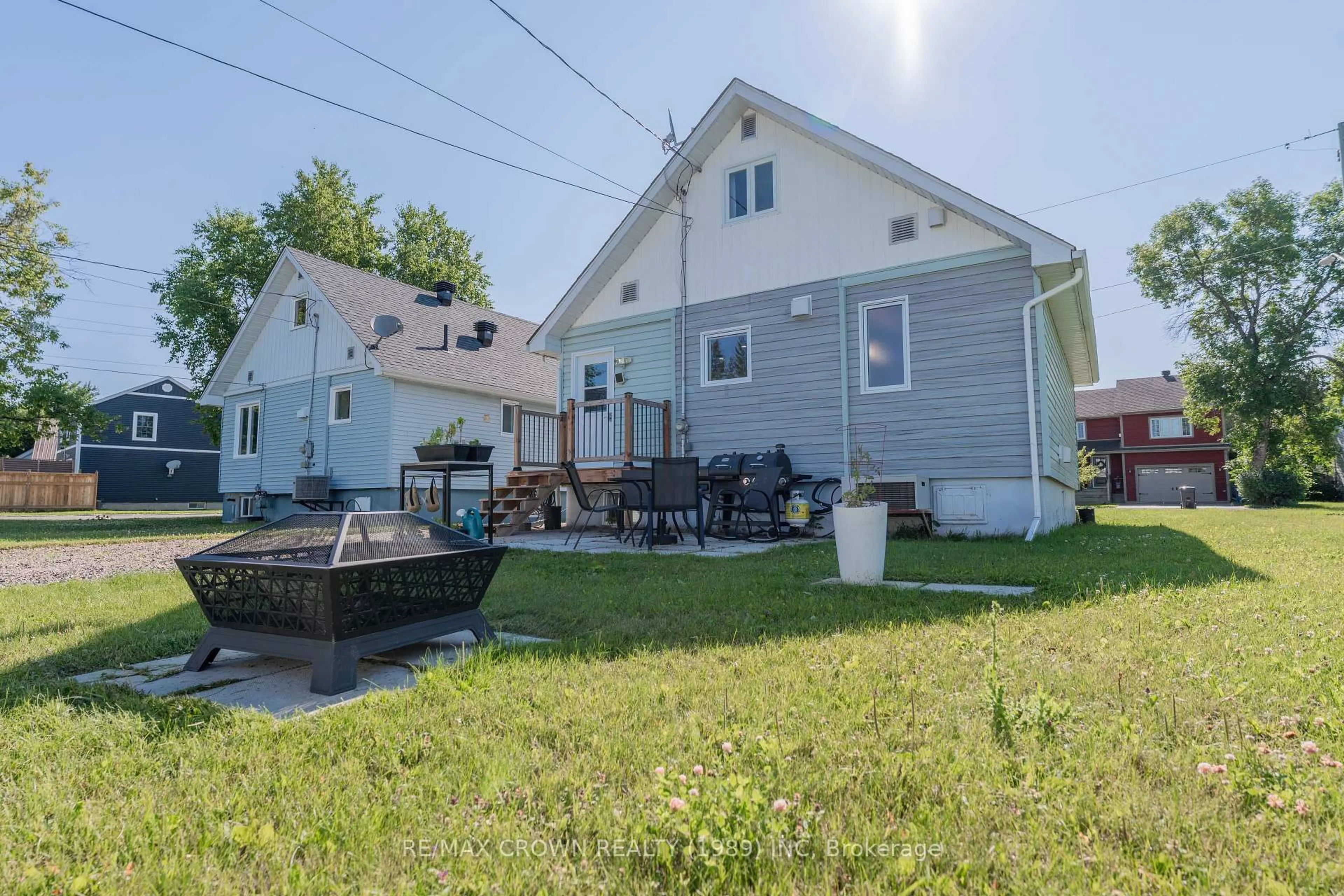 A pic from outside/outdoor area/front of a property/back of a property/a pic from drone, street for 47 Devonshire St, Kapuskasing Ontario P5N 1C2