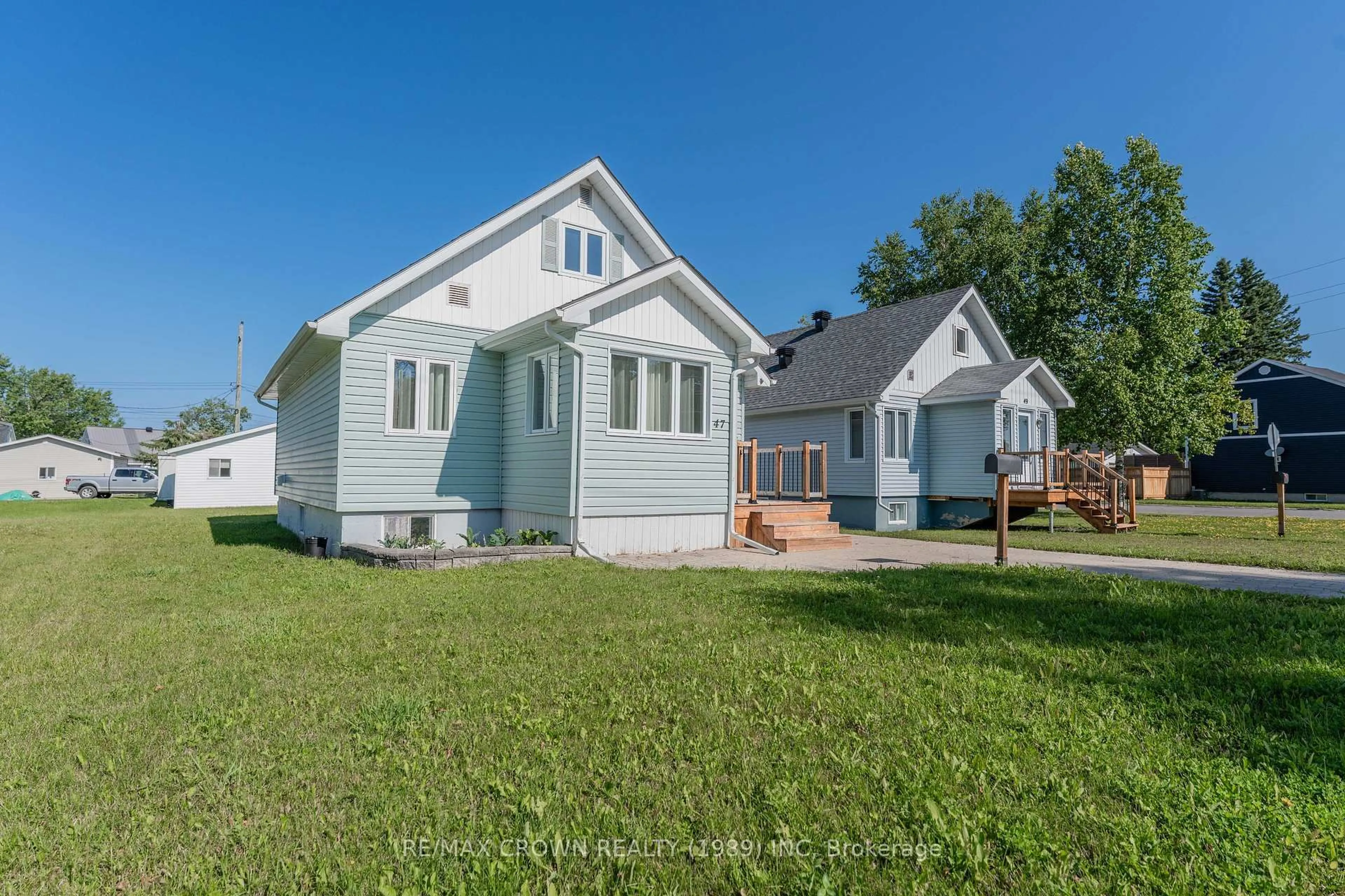 Home with vinyl exterior material, street for 47 Devonshire St, Kapuskasing Ontario P5N 1C2