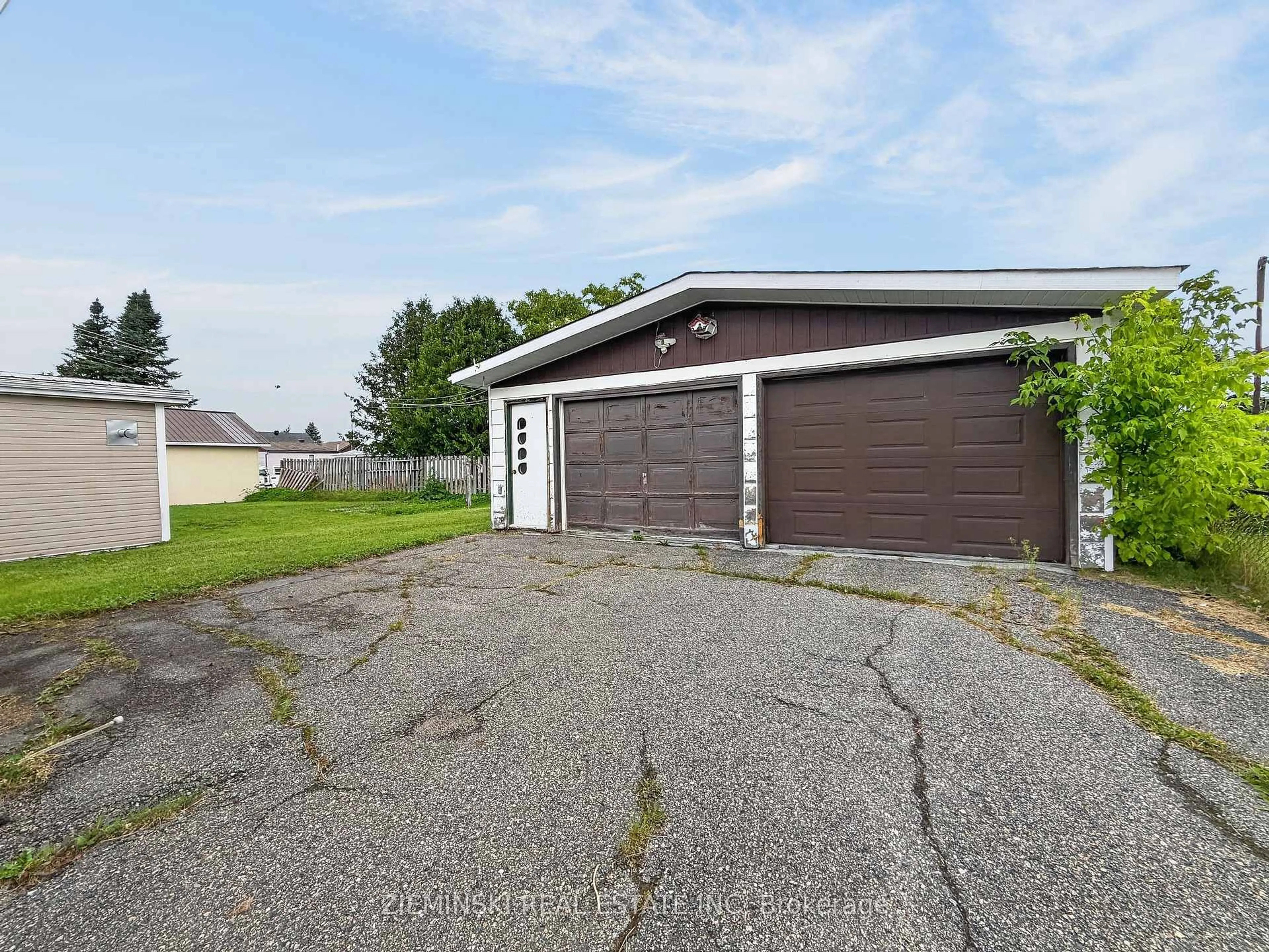 Indoor garage for 208 Marion St, Iroquois Falls Ontario P0K 1G0