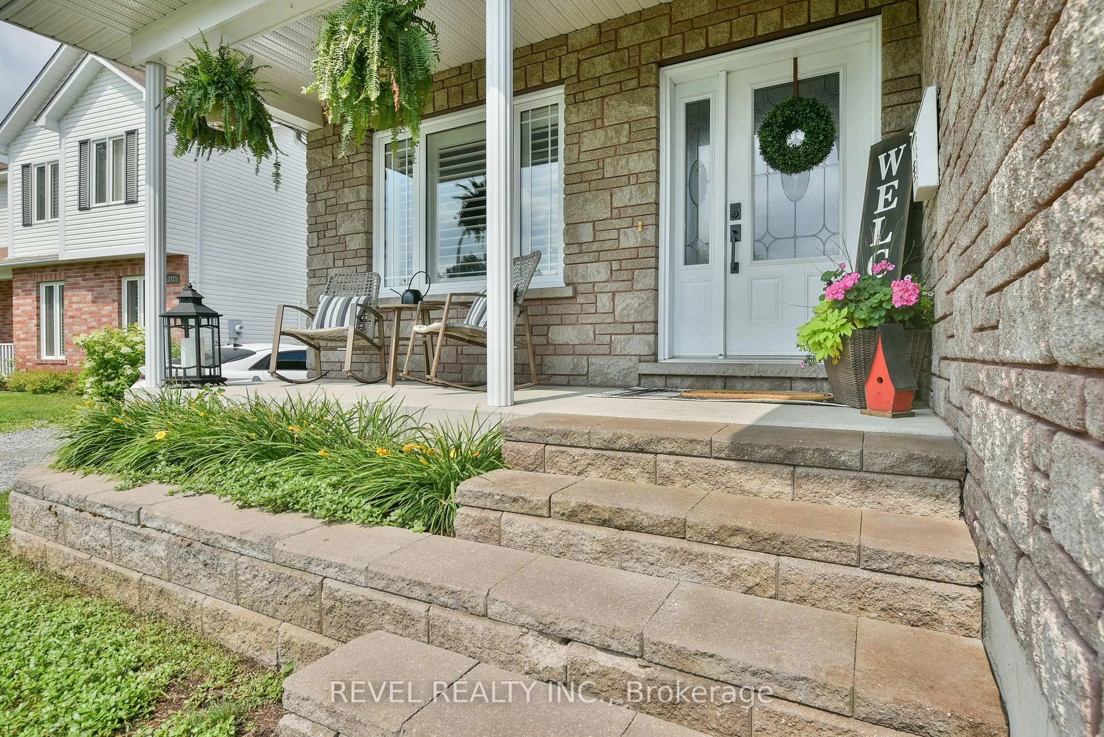 Indoor entryway for 304 JV Bonhomme Blvd, Timmins Ontario P4P 1H5