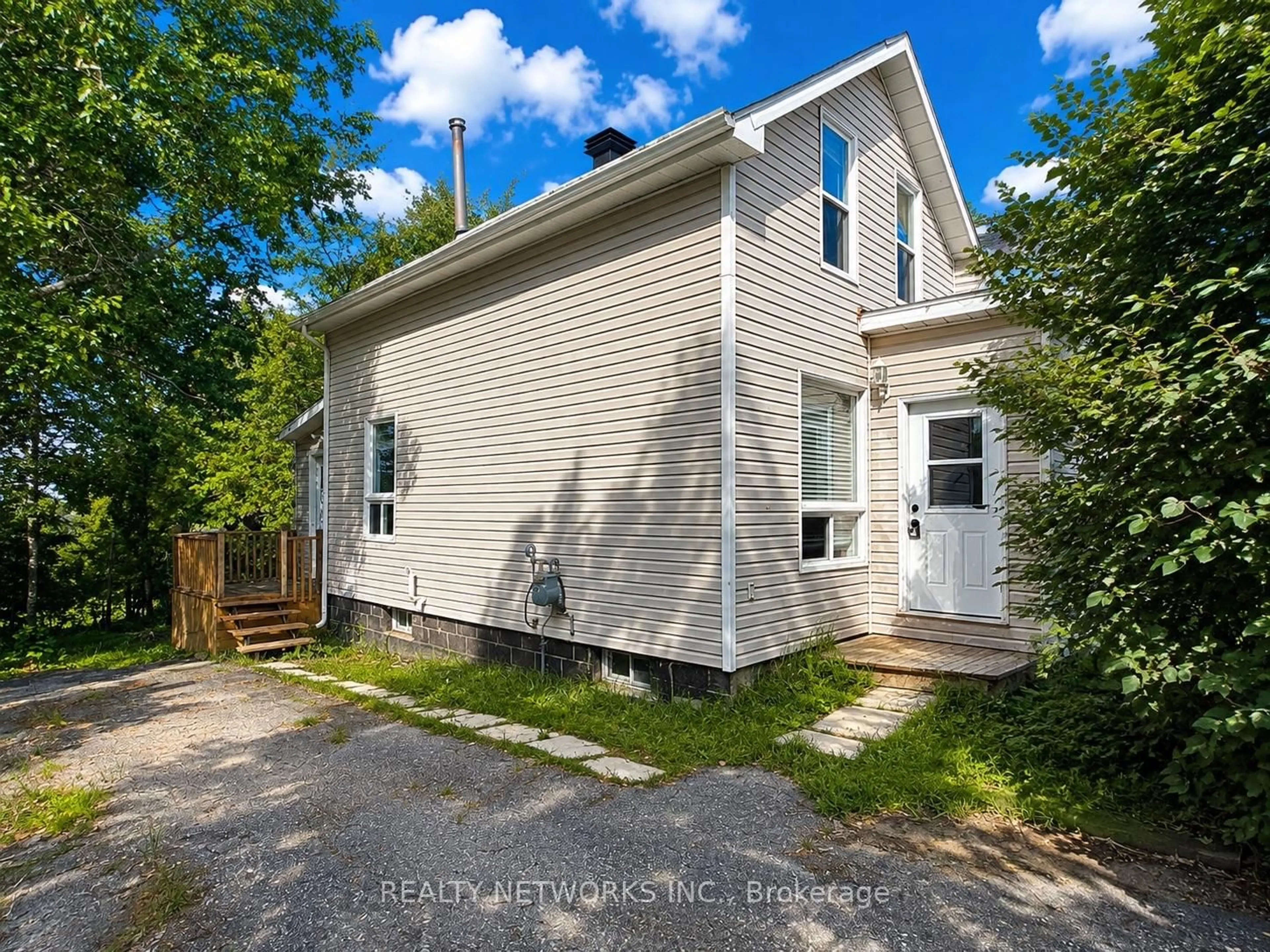 A pic from outside/outdoor area/front of a property/back of a property/a pic from drone, street for 156 Warner St, Timmins Ontario P0N 1H0