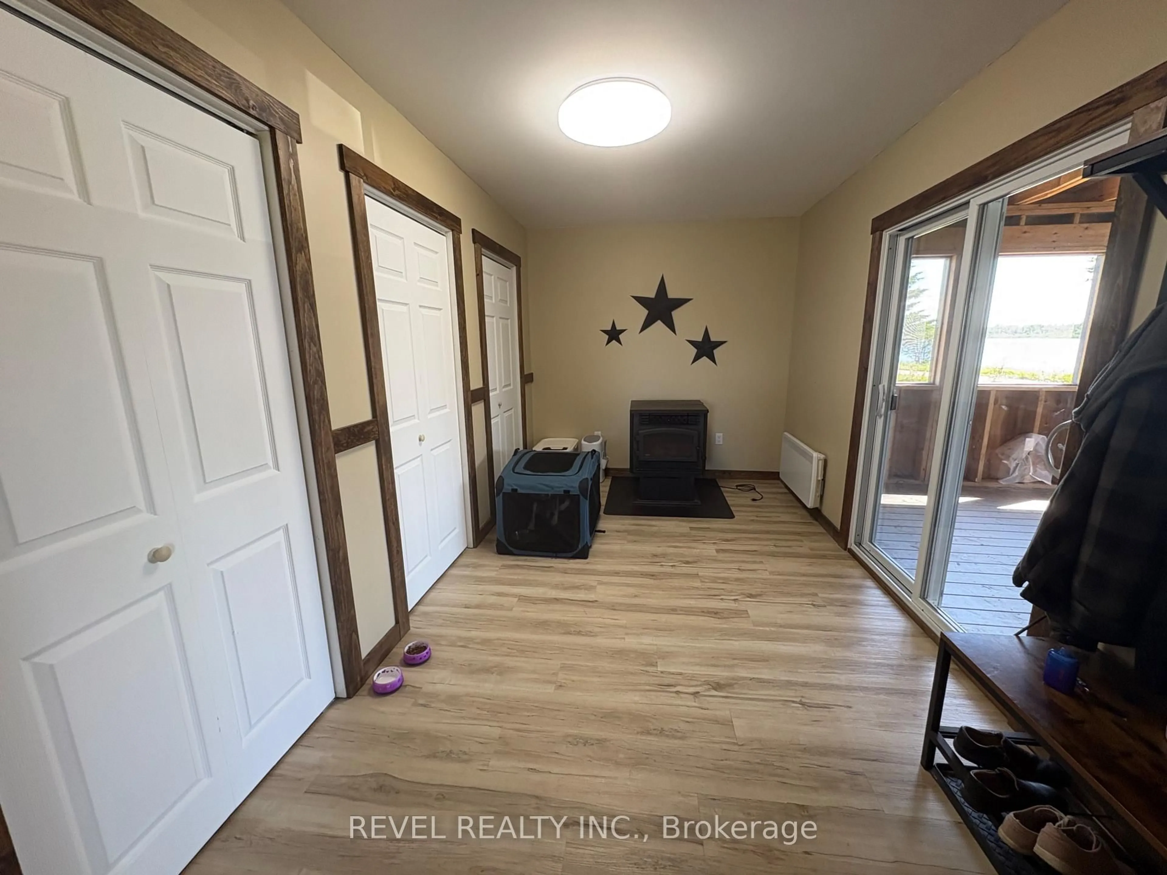 Indoor entryway for 585 CONC 6 & 7 Concession, Cochrane Ontario P0L 1C0