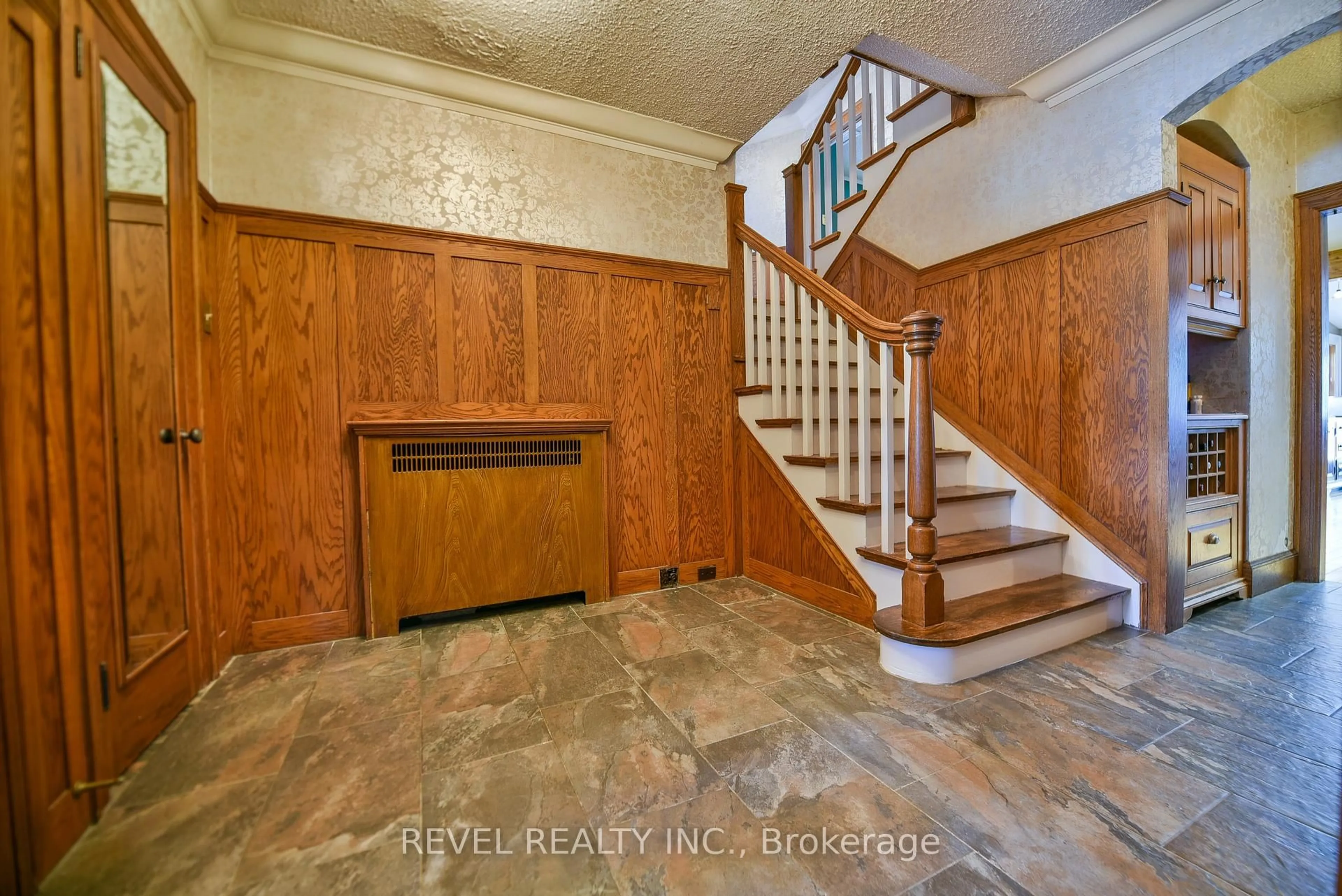 Indoor foyer for 184 Hemlock St, Timmins Ontario P4N 6S6