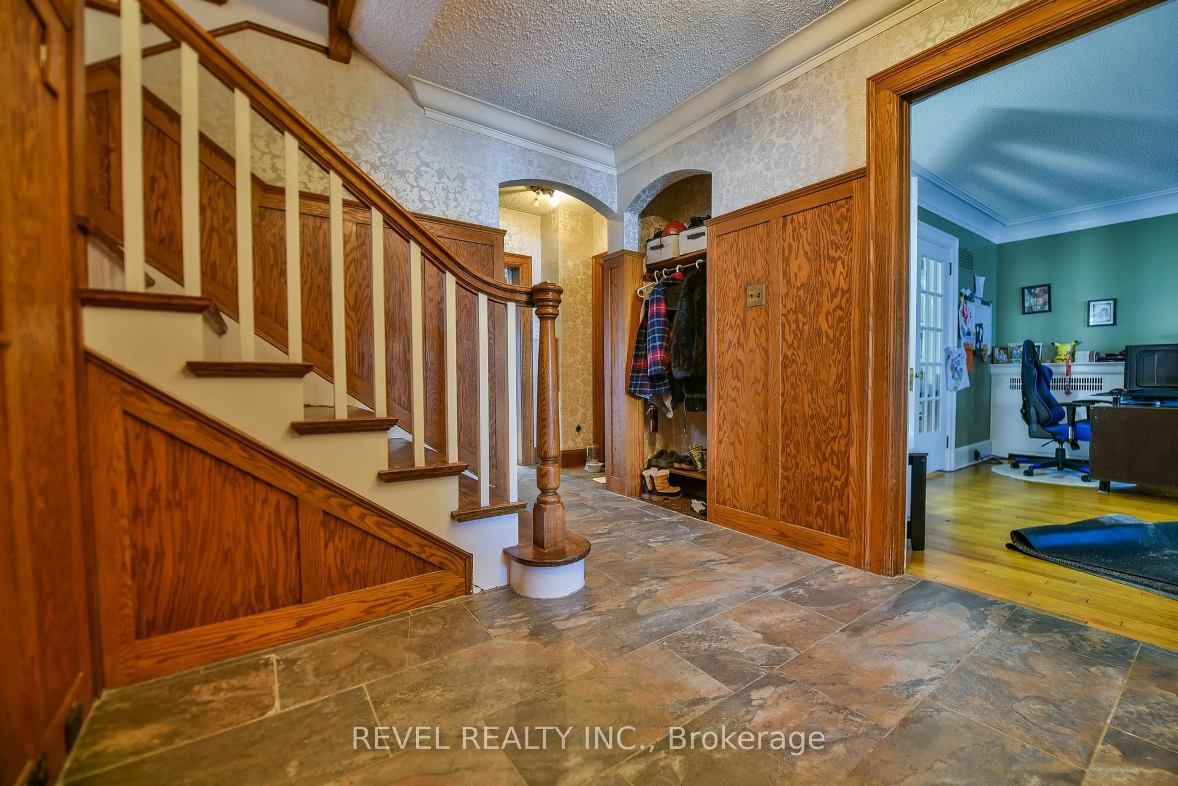 Indoor foyer for 184 Hemlock St, Timmins Ontario P4N 6S6