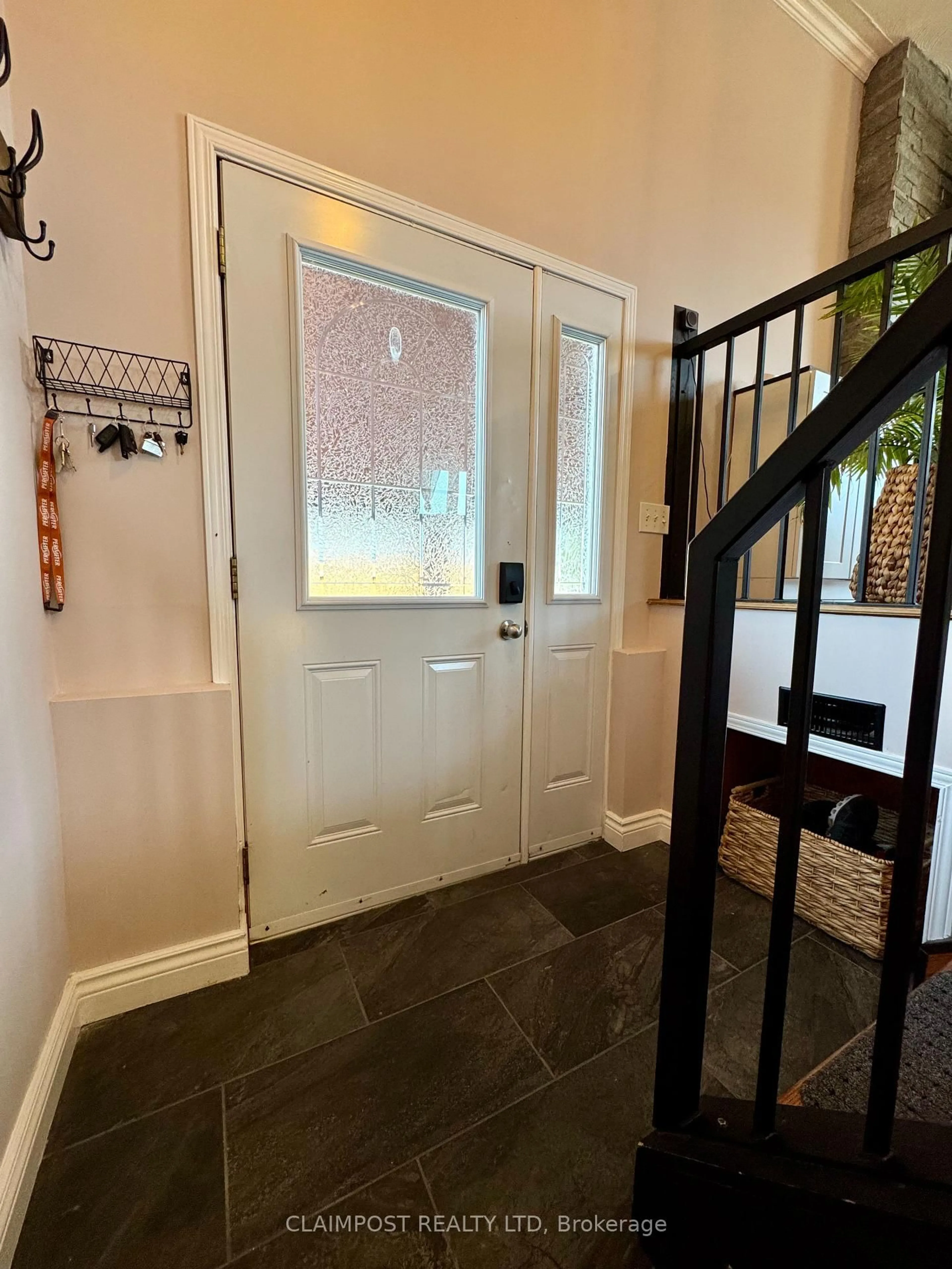 Indoor entryway for 152 Viscount Ave, Timmins Ontario P4R 1C8