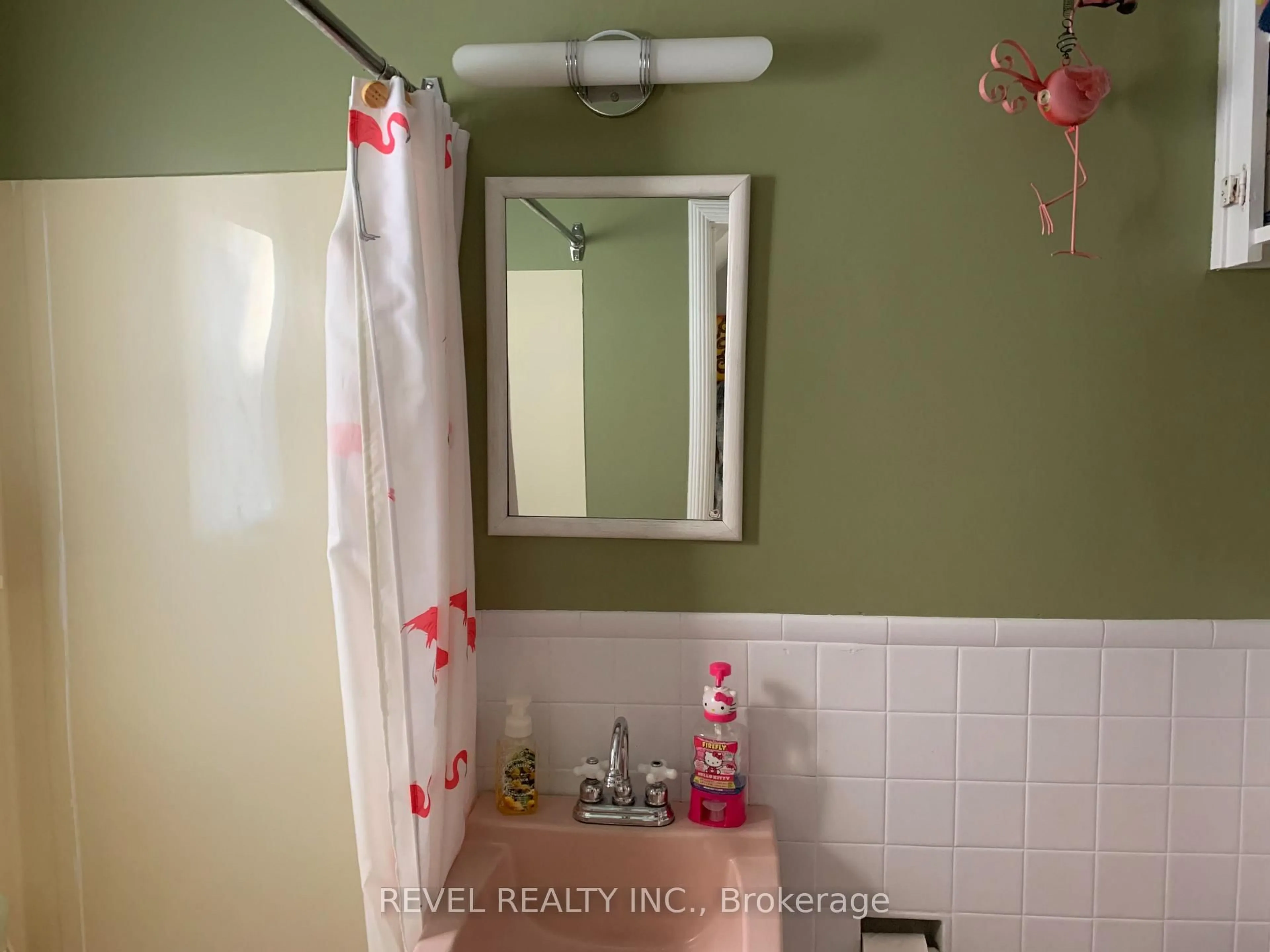 Standard bathroom, ceramic/tile floor for 427 Harmony St, Timmins Ontario P4N 7A4