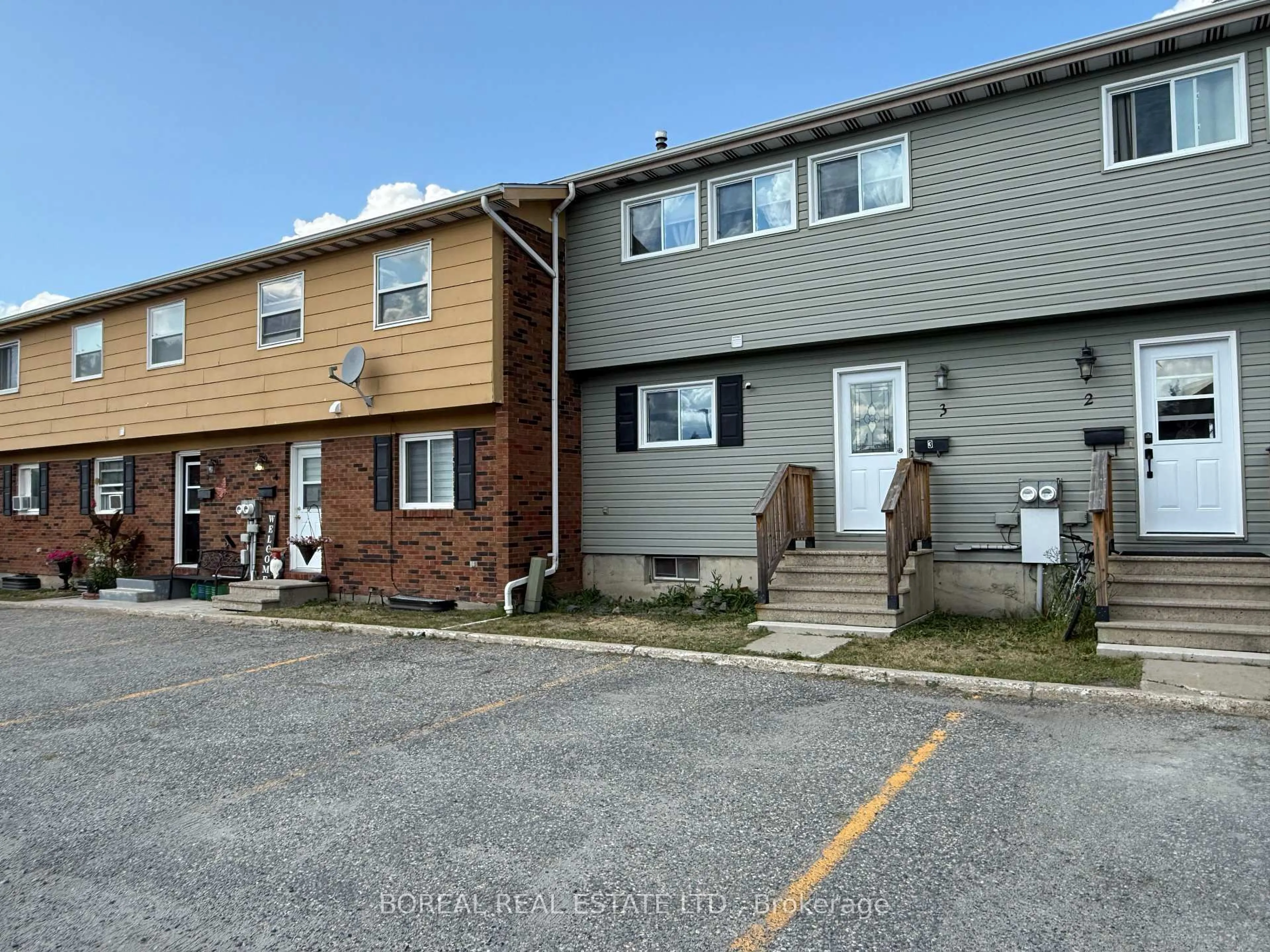 A pic from outside/outdoor area/front of a property/back of a property/a pic from drone, street for 577 College St #3, Timmins Ontario P4N 7Y9