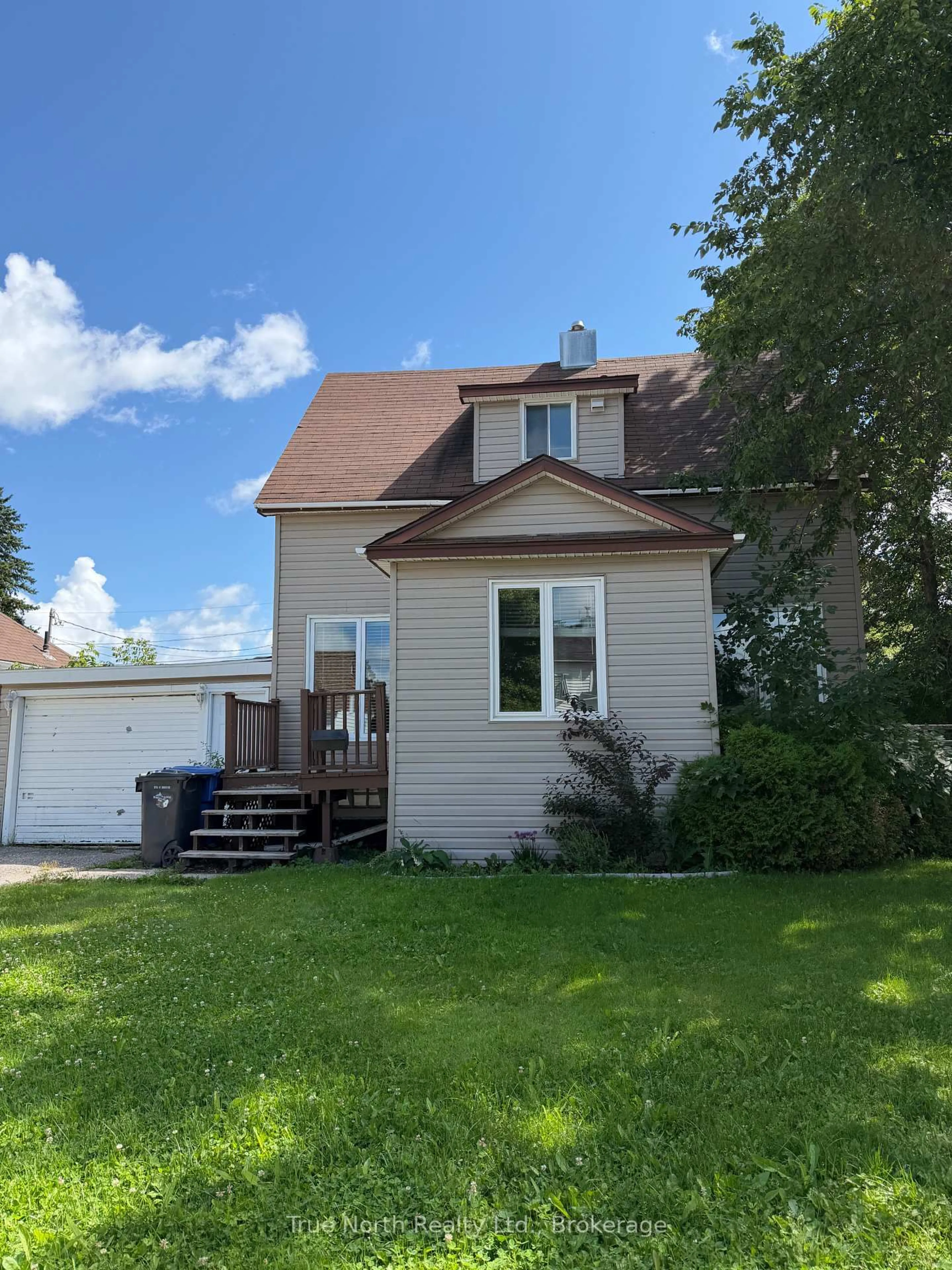 Home with vinyl exterior material, street for 20 Devonshire St, Kapuskasing Ontario P5N 1C1